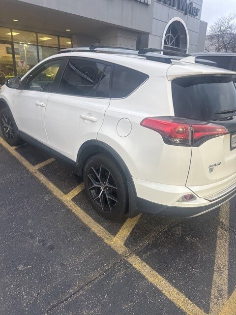 2018 Toyota RAV4 SE photo 3