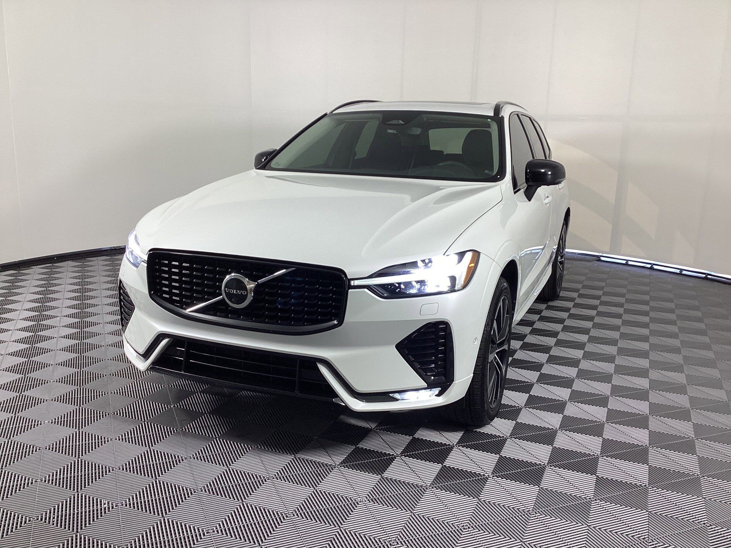 2023 Volvo XC60 B5 Plus photo 2
