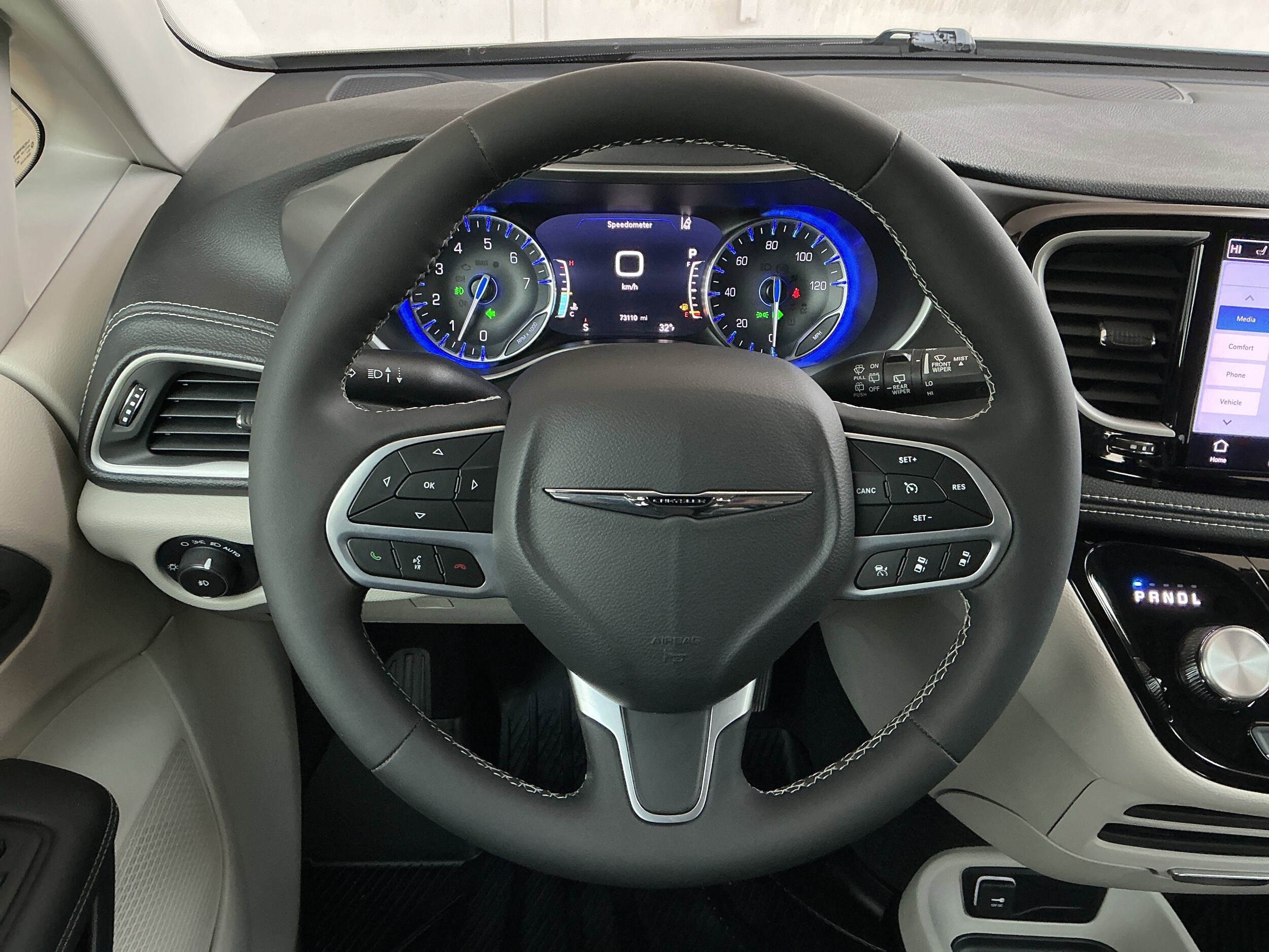 2023 Chrysler Pacifica Touring L photo 2