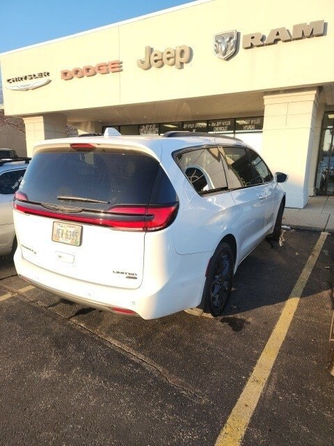 2021 Chrysler Pacifica Limited photo 2