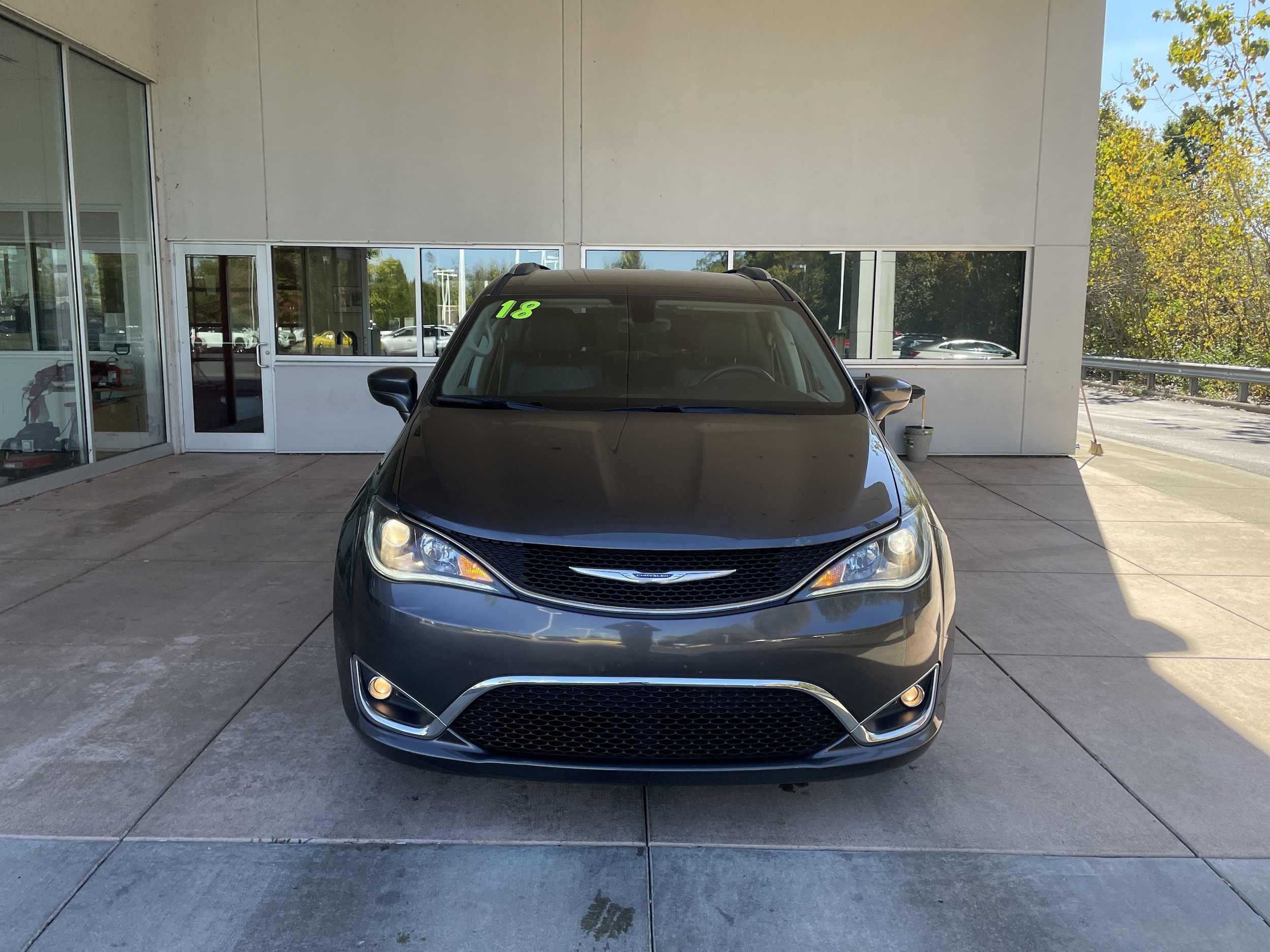 2018 Chrysler Pacifica Touring L photo 2