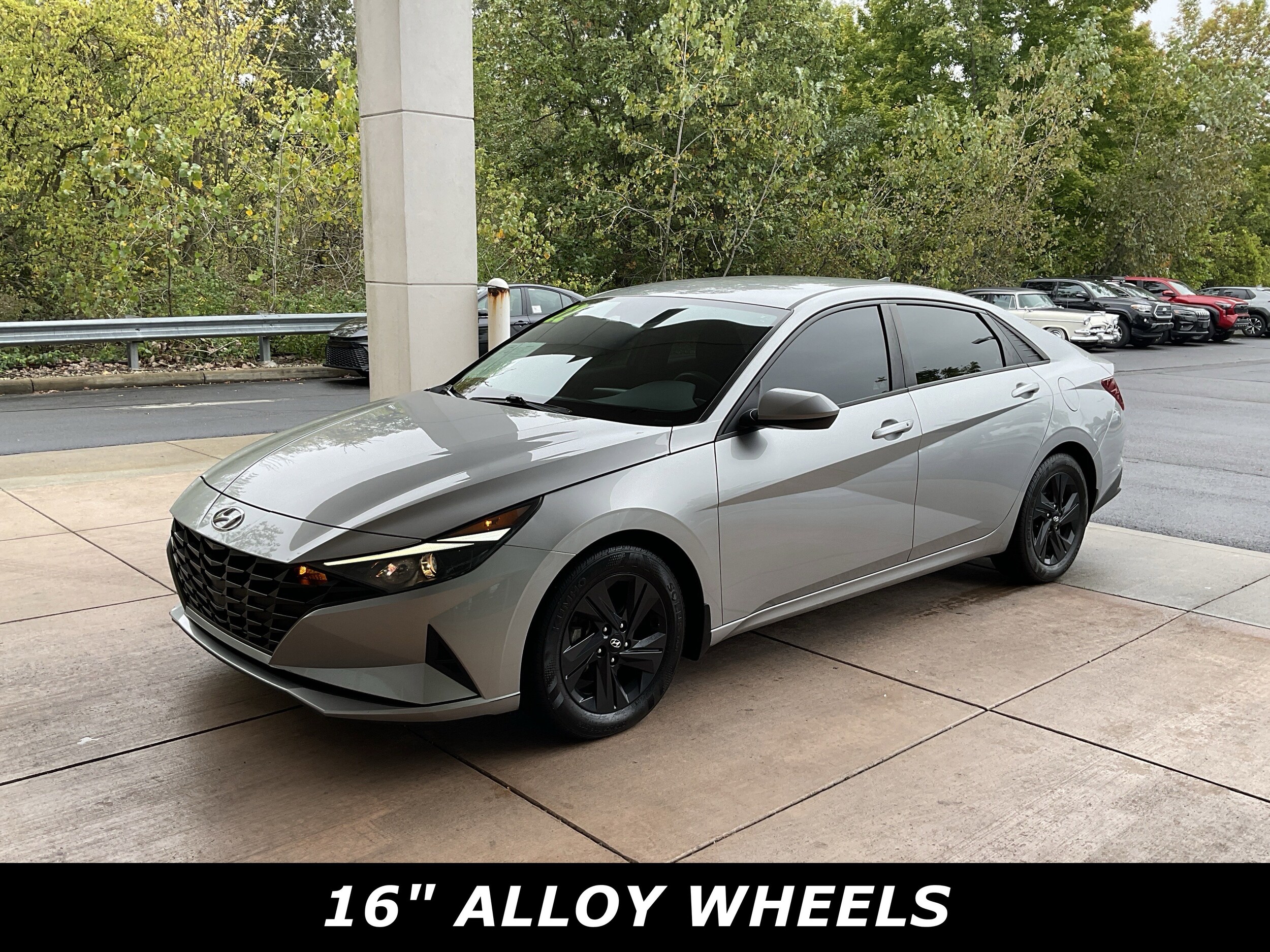 2022 Hyundai Elantra SEL photo 3