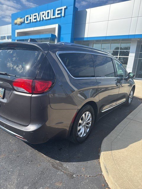2018 Chrysler Pacifica Touring L photo 2