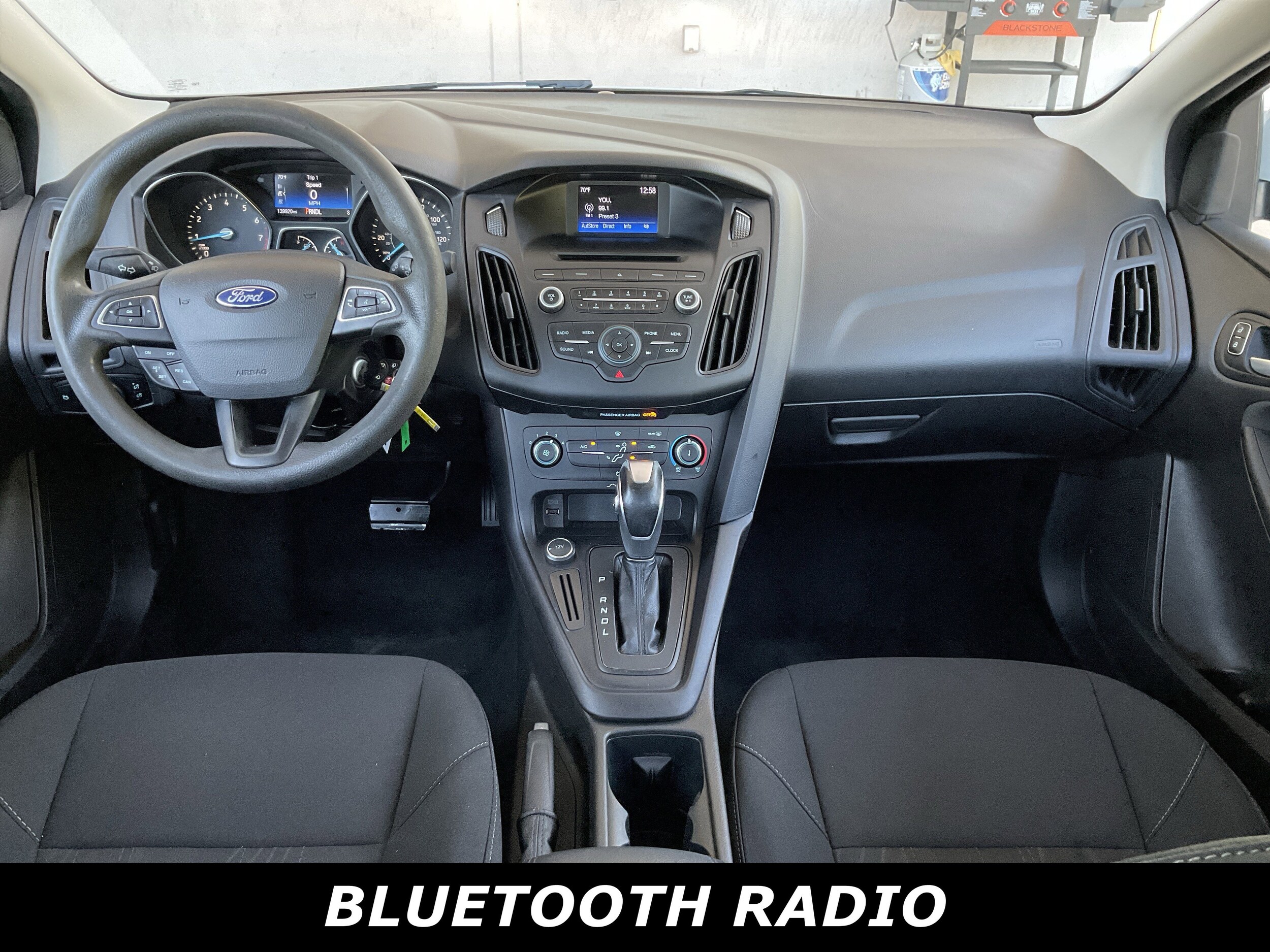 2016 Ford Focus SE photo 2