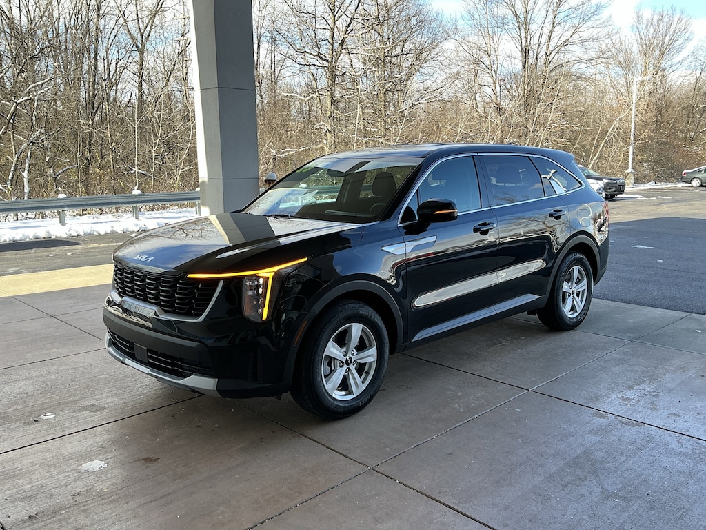 Used 2025 Kia Sorento LX FWD SUV