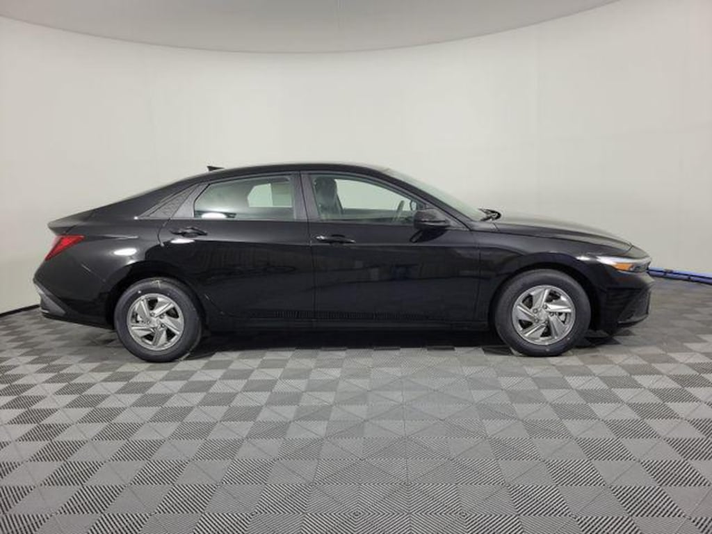 New 2026 Hyundai Elantra SE Sedan