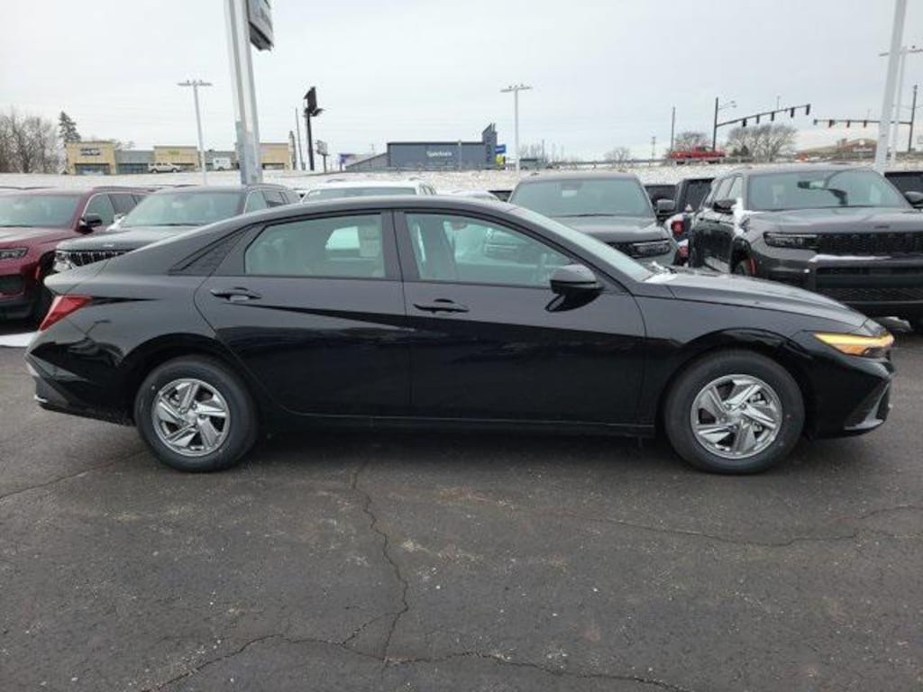 New 2026 Hyundai Elantra SE Sedan