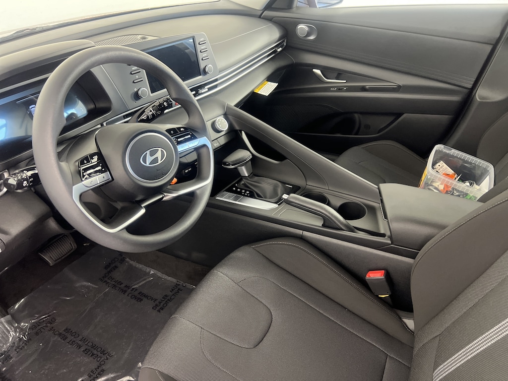 New 2025 Hyundai Elantra SE Sedan