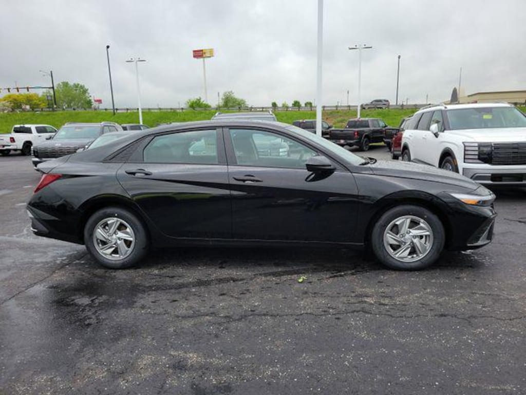 New 2026 Hyundai Elantra SE Sedan