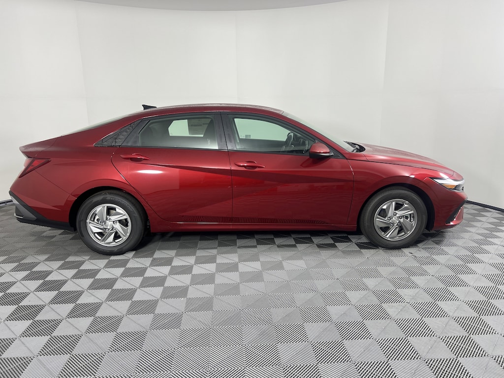 New 2025 Hyundai Elantra SE Sedan