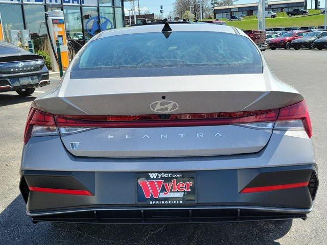 2025 Hyundai Elantra SEL Convenience photo 4