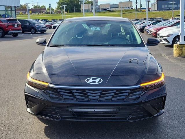 2025 Hyundai Elantra SE photo 2