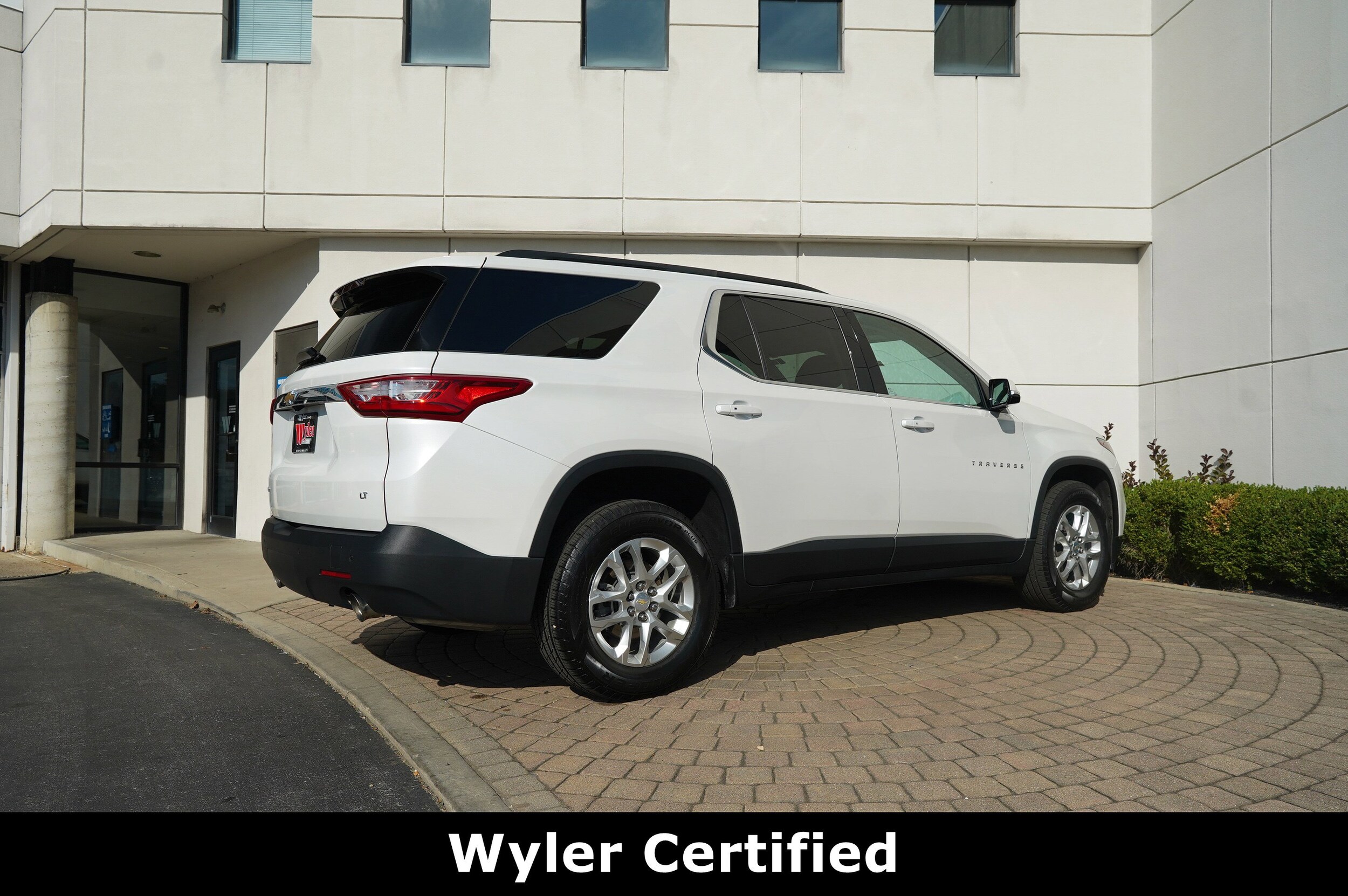 2020 Chevrolet Traverse Cloth 1LT photo 2