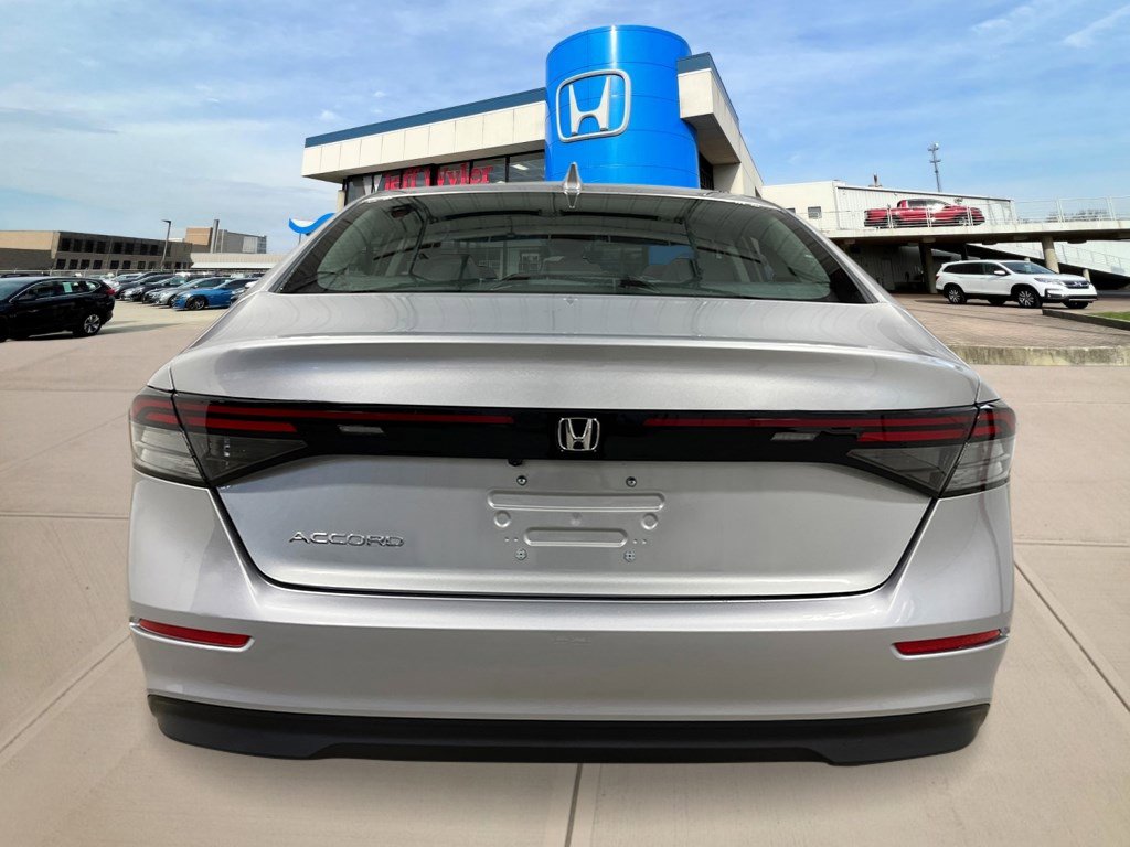 2025 Honda Accord LX photo 4
