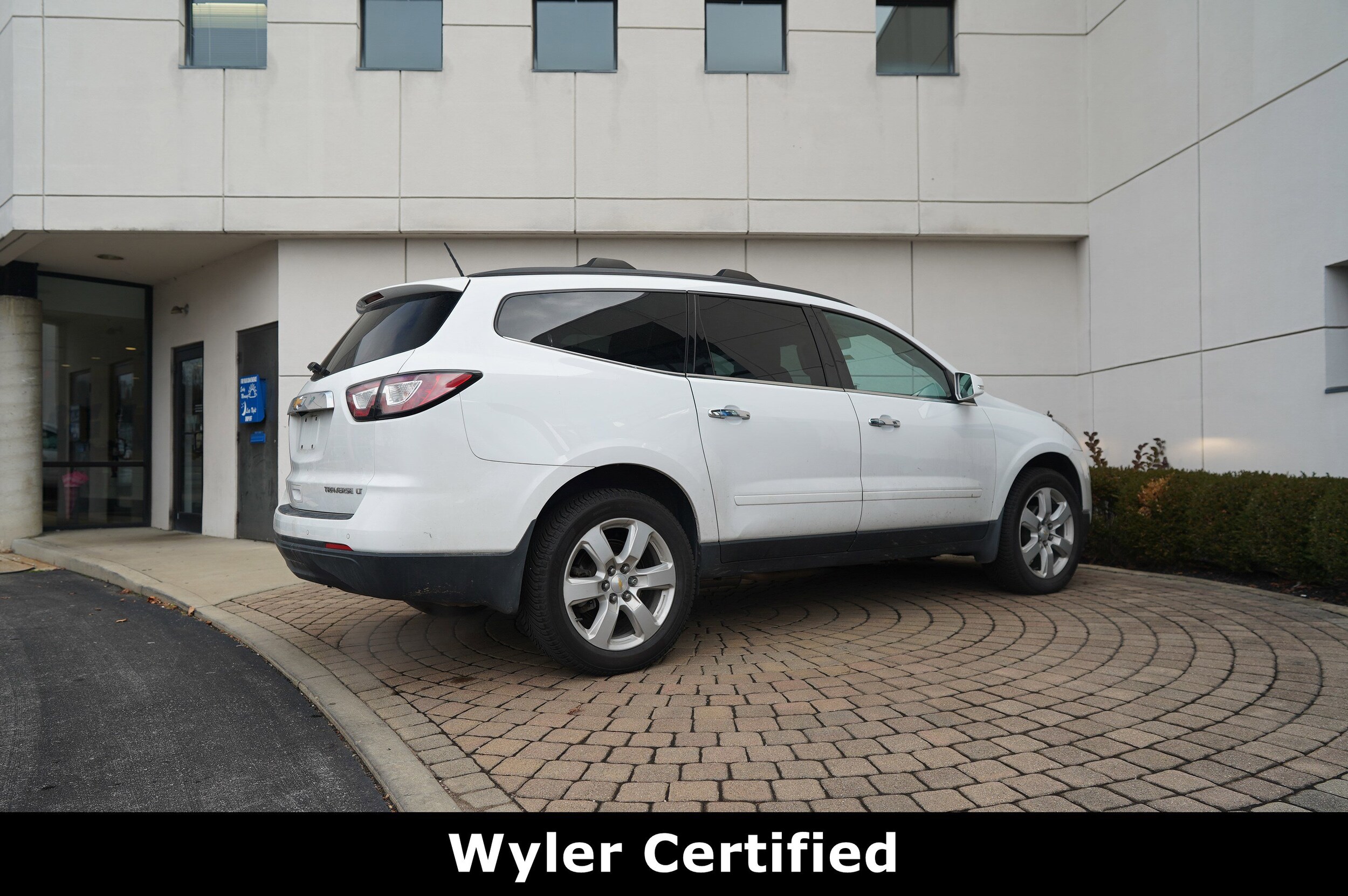 2017 Chevrolet Traverse 1LT photo 3