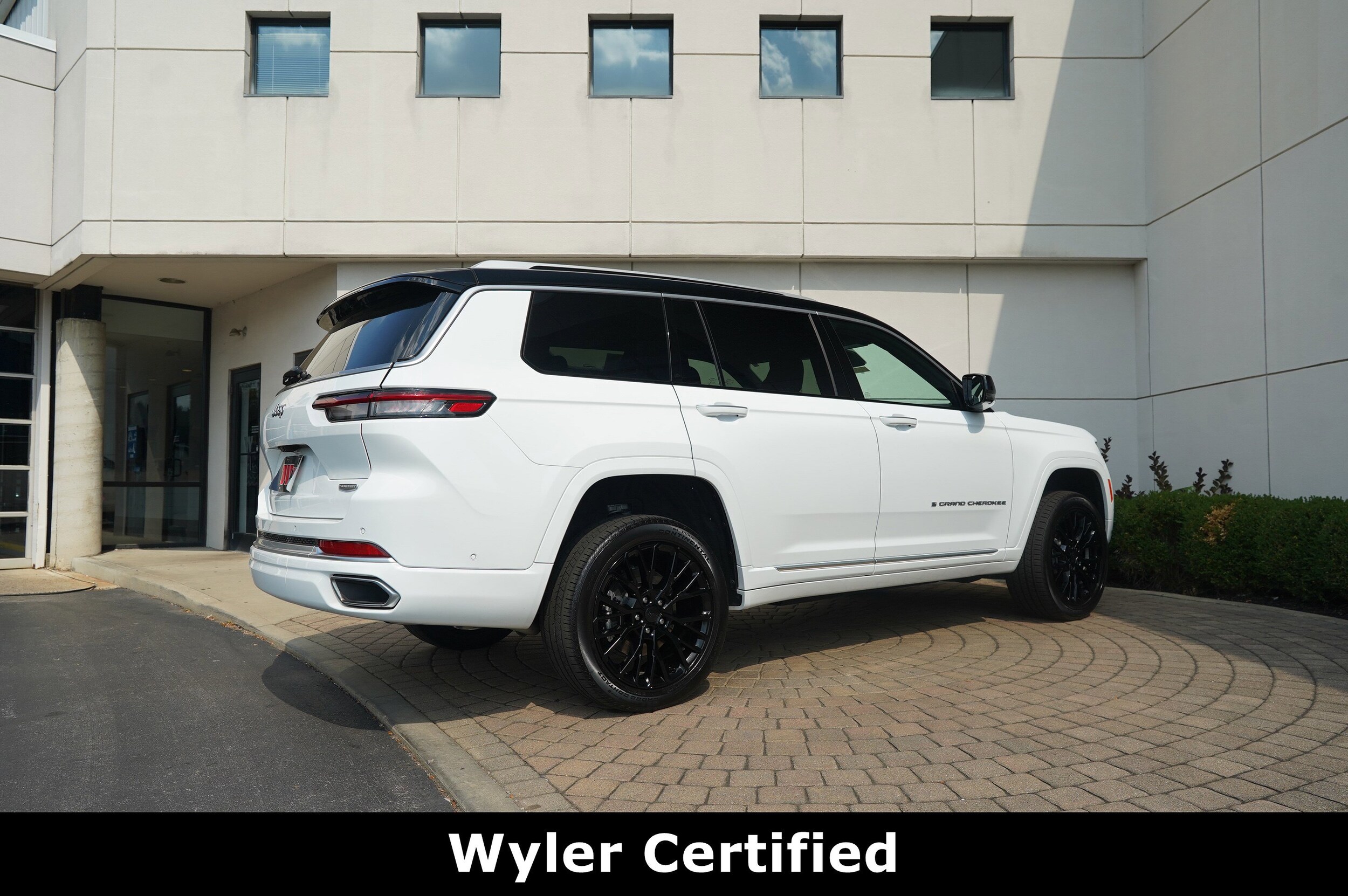 2023 Jeep Grand Cherokee L Summit photo 3