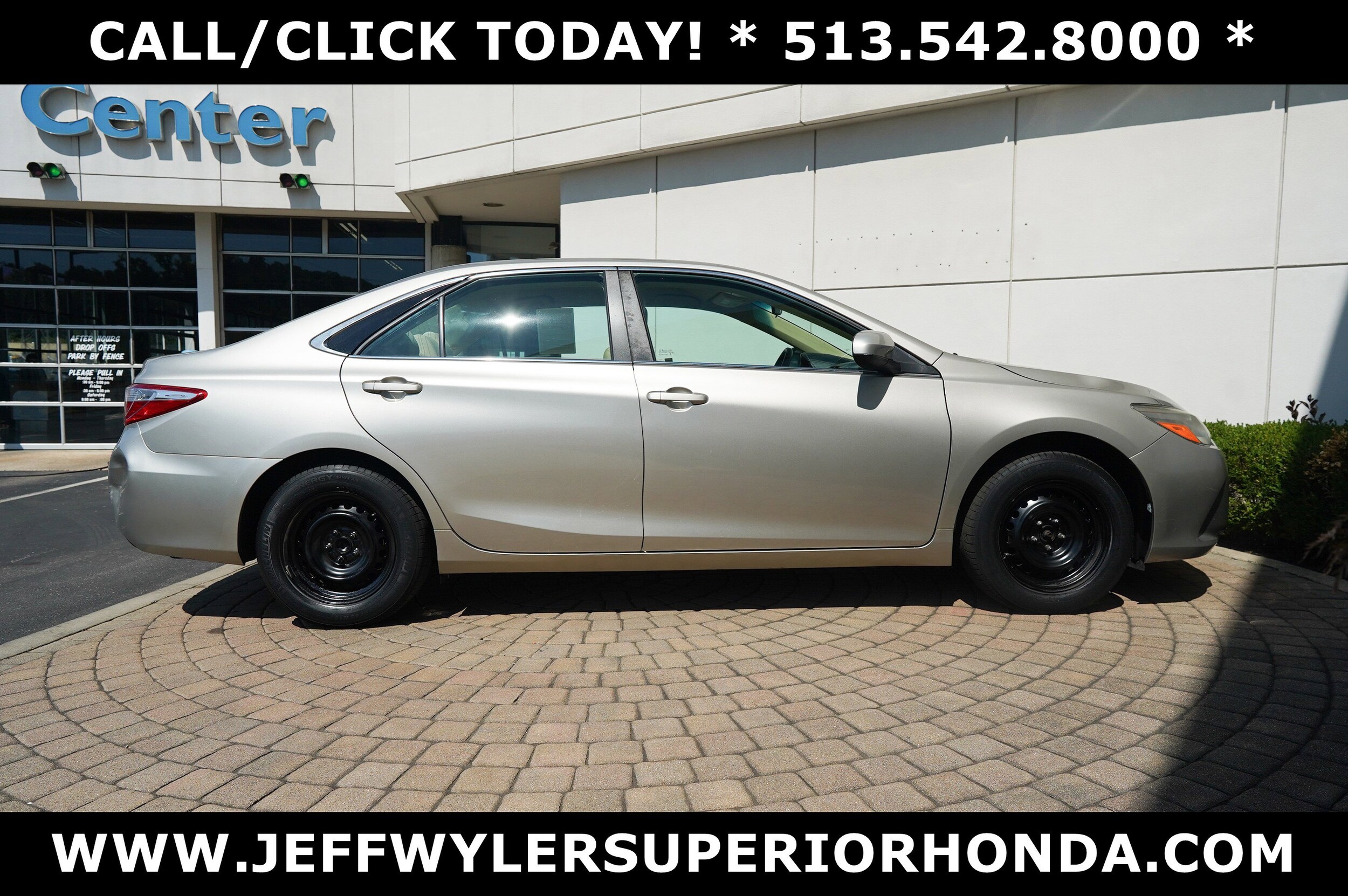 2017 Toyota Camry LE photo 2