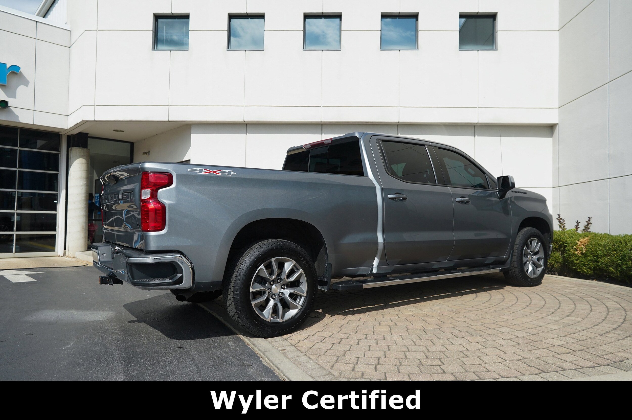 2021 Chevrolet Silverado 1500 LT photo 2