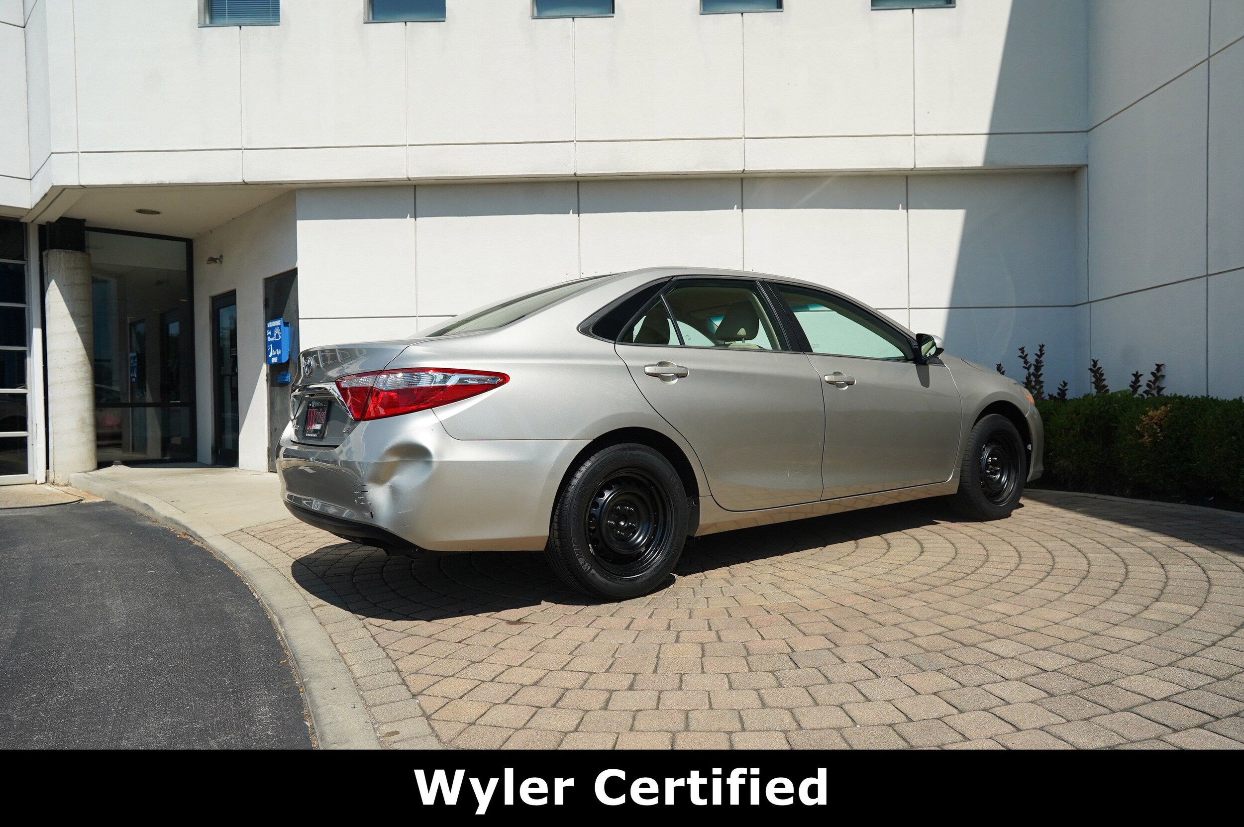 2017 Toyota Camry LE photo 3