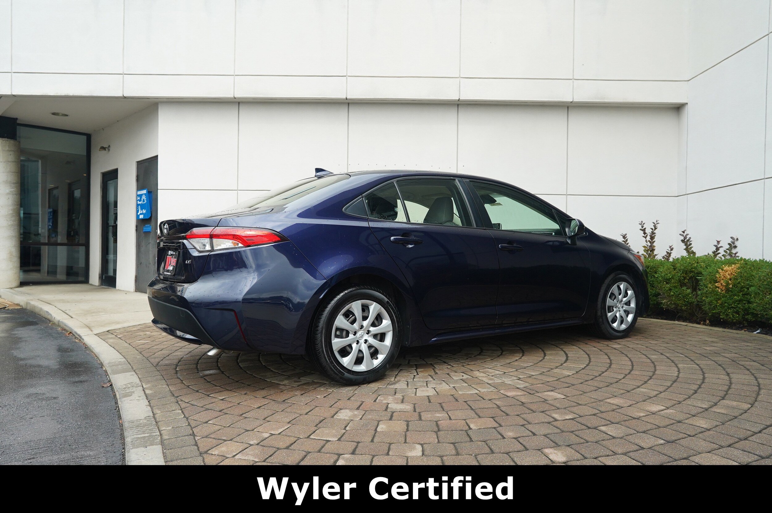 2021 Toyota Corolla LE photo 3