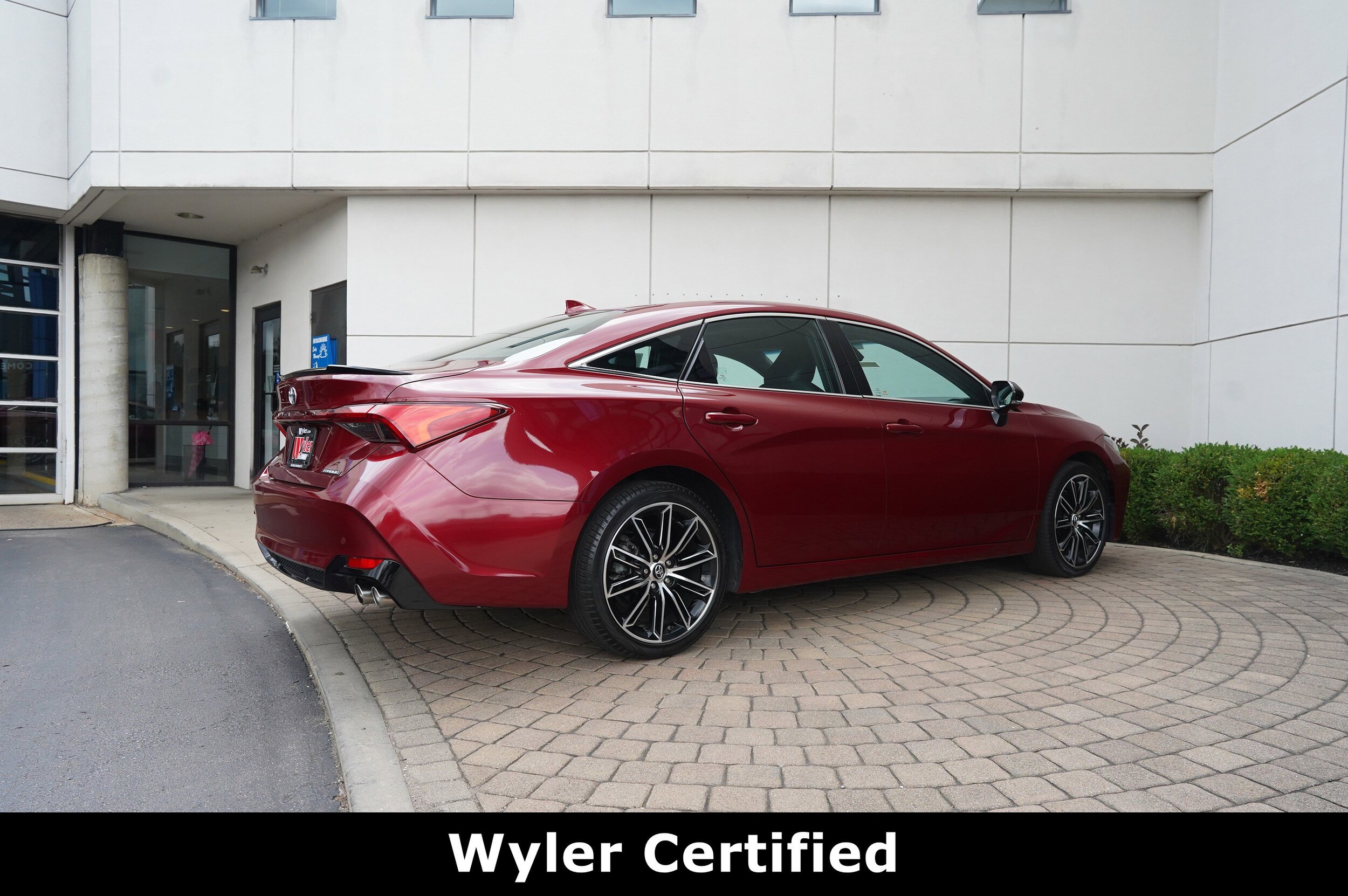 2019 Toyota Avalon Touring photo 3