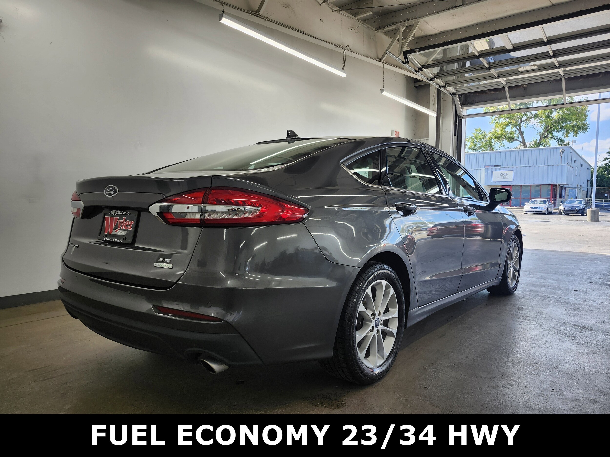2020 Ford Fusion SE photo 2