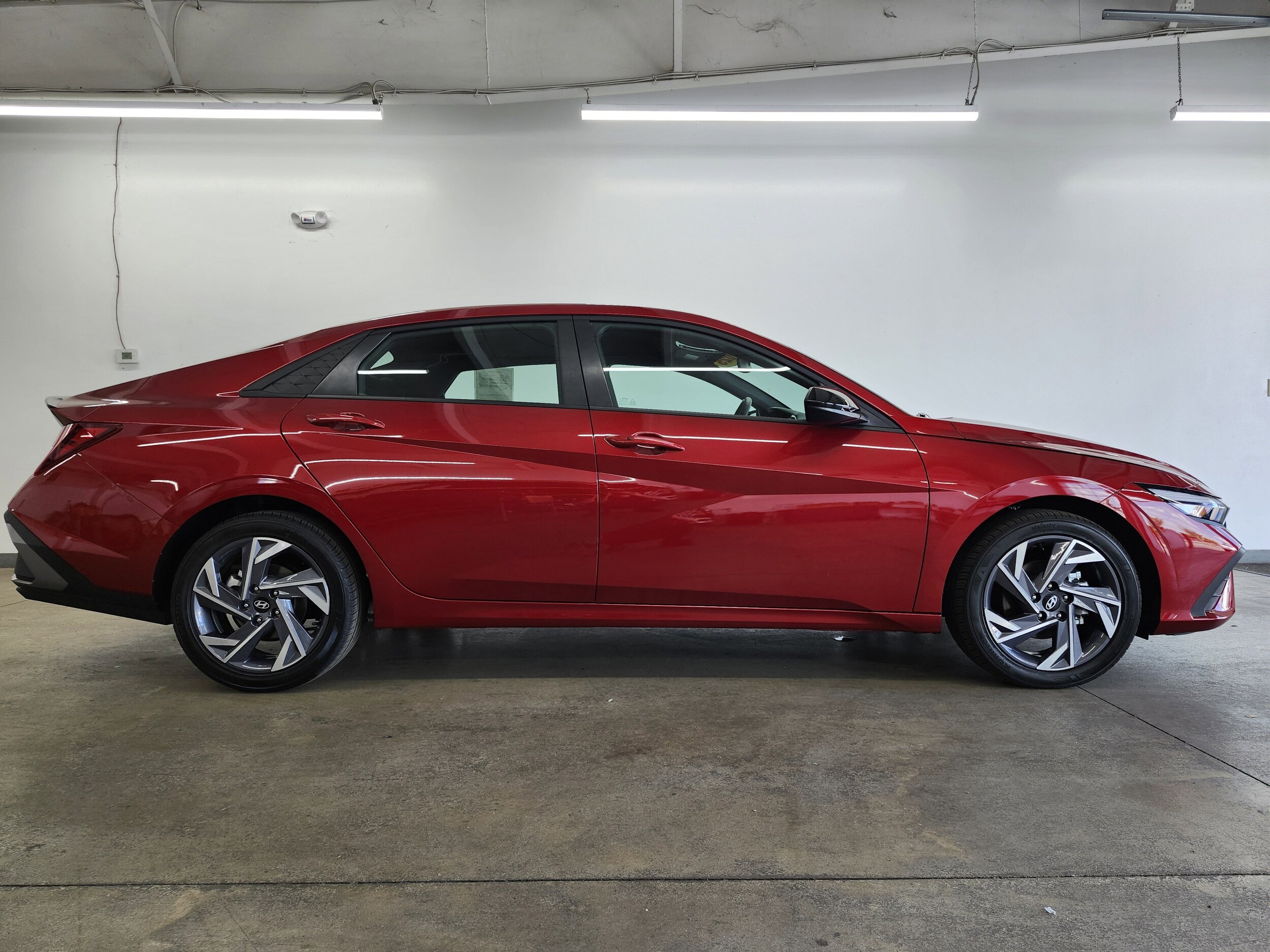 2025 Hyundai Elantra SEL Sport photo 2