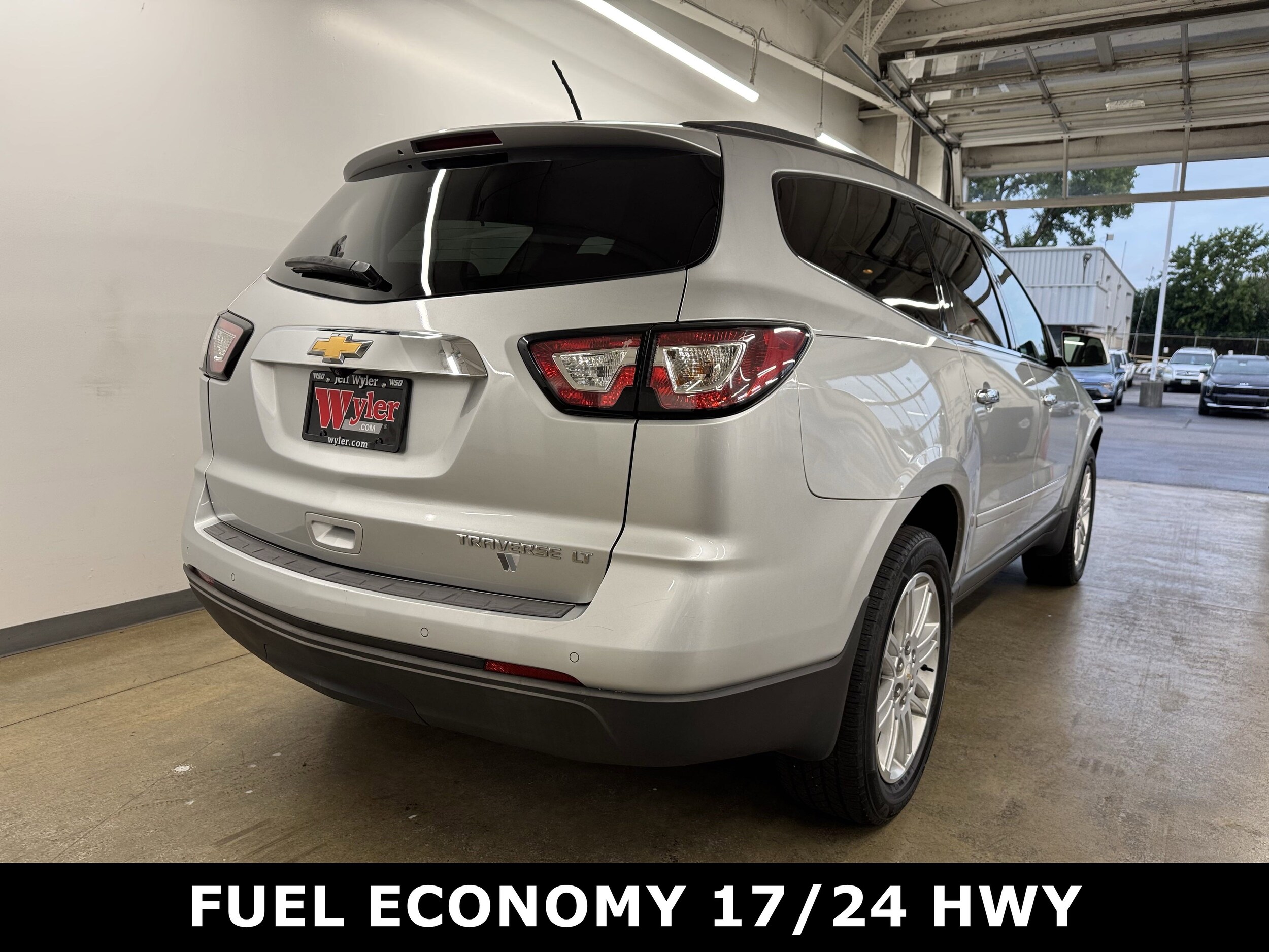 2015 Chevrolet Traverse 1LT photo 3