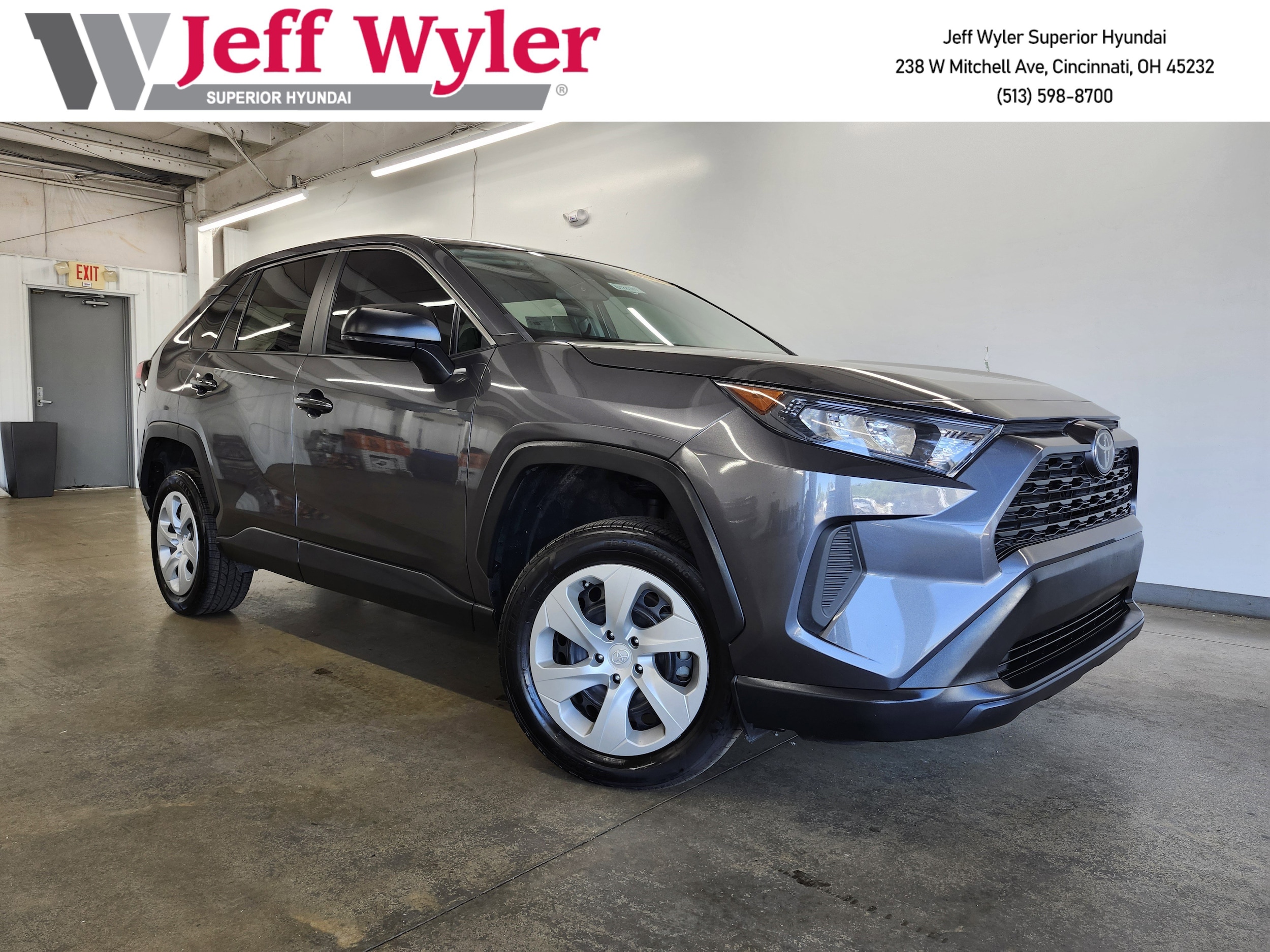 2022 Toyota RAV4 LE's photo
