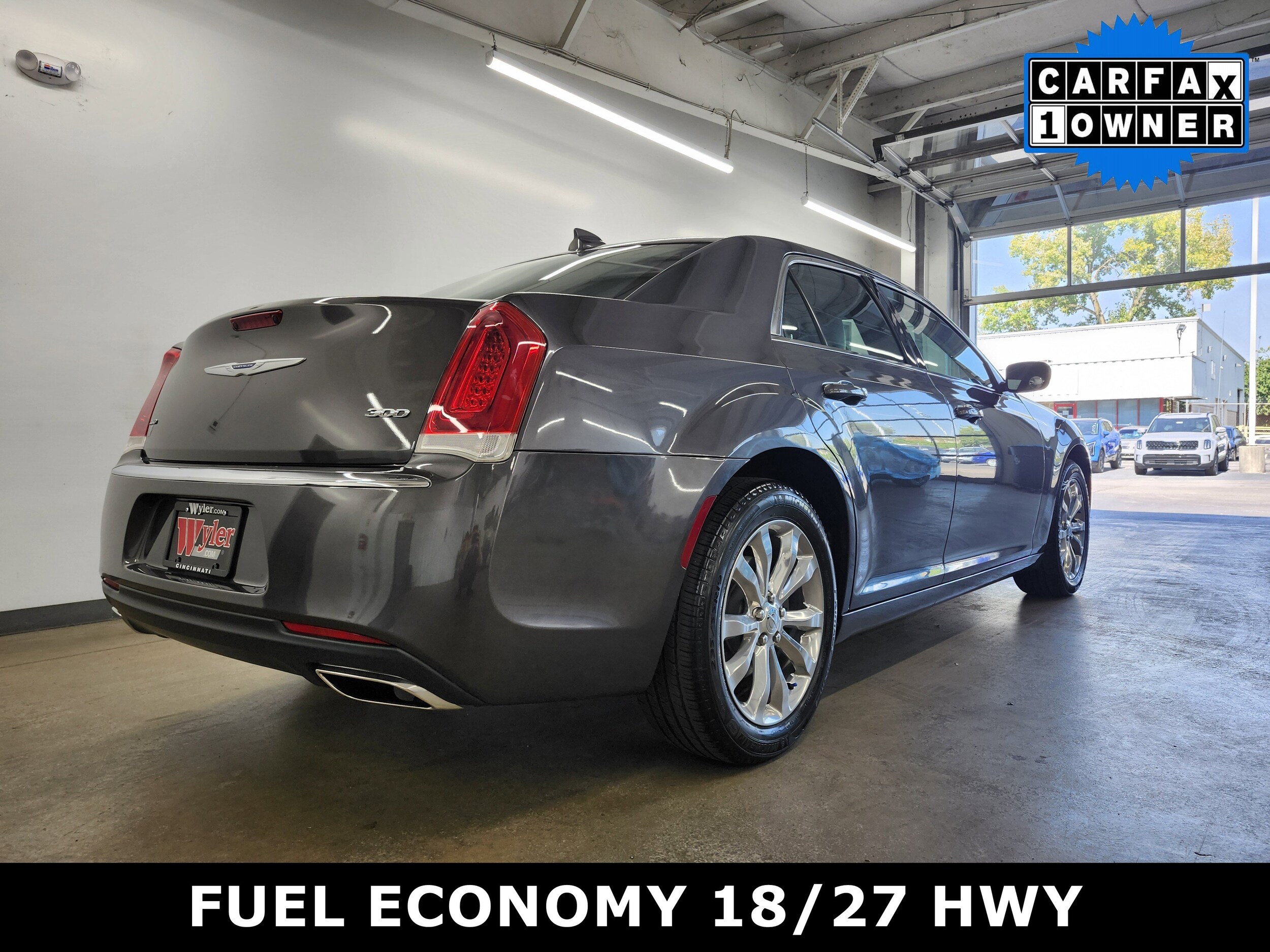 2018 Chrysler 300 Touring photo 2
