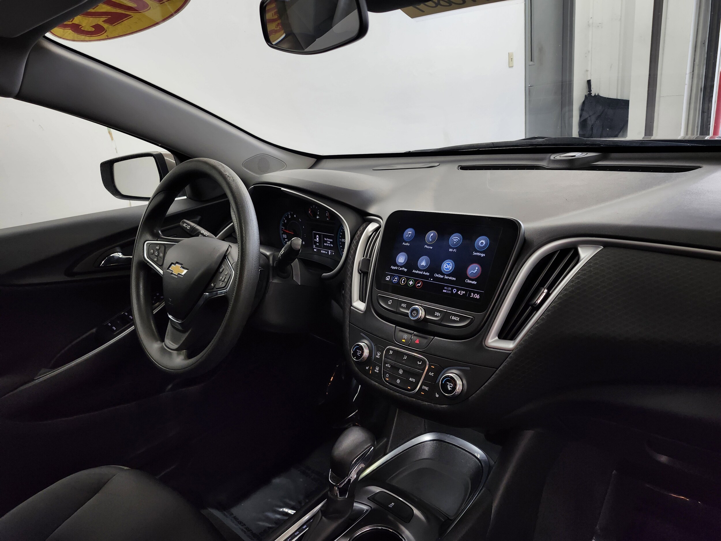 2023 Chevrolet Malibu 1LT photo 2