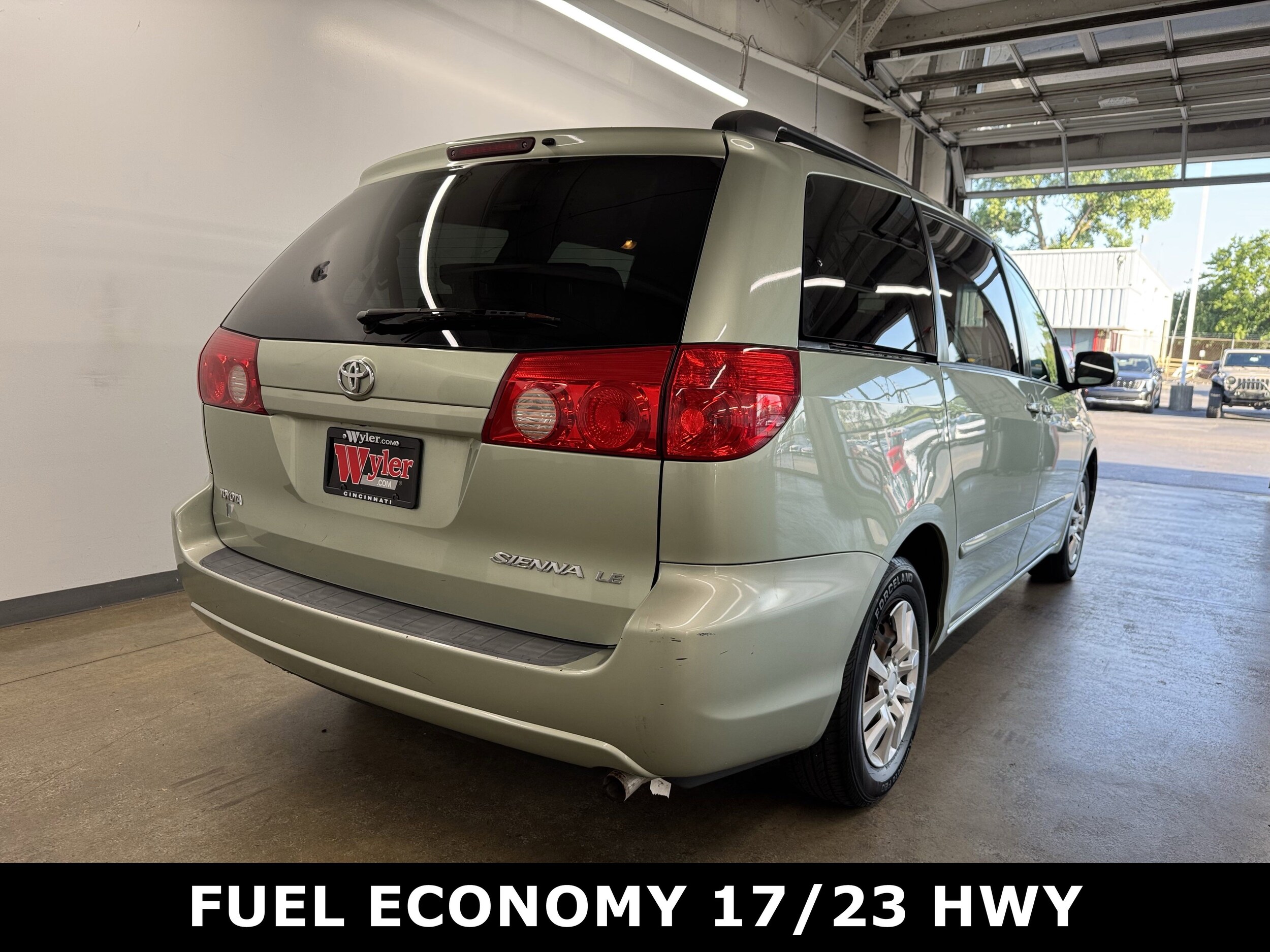 2009 Toyota Sienna LE photo 2