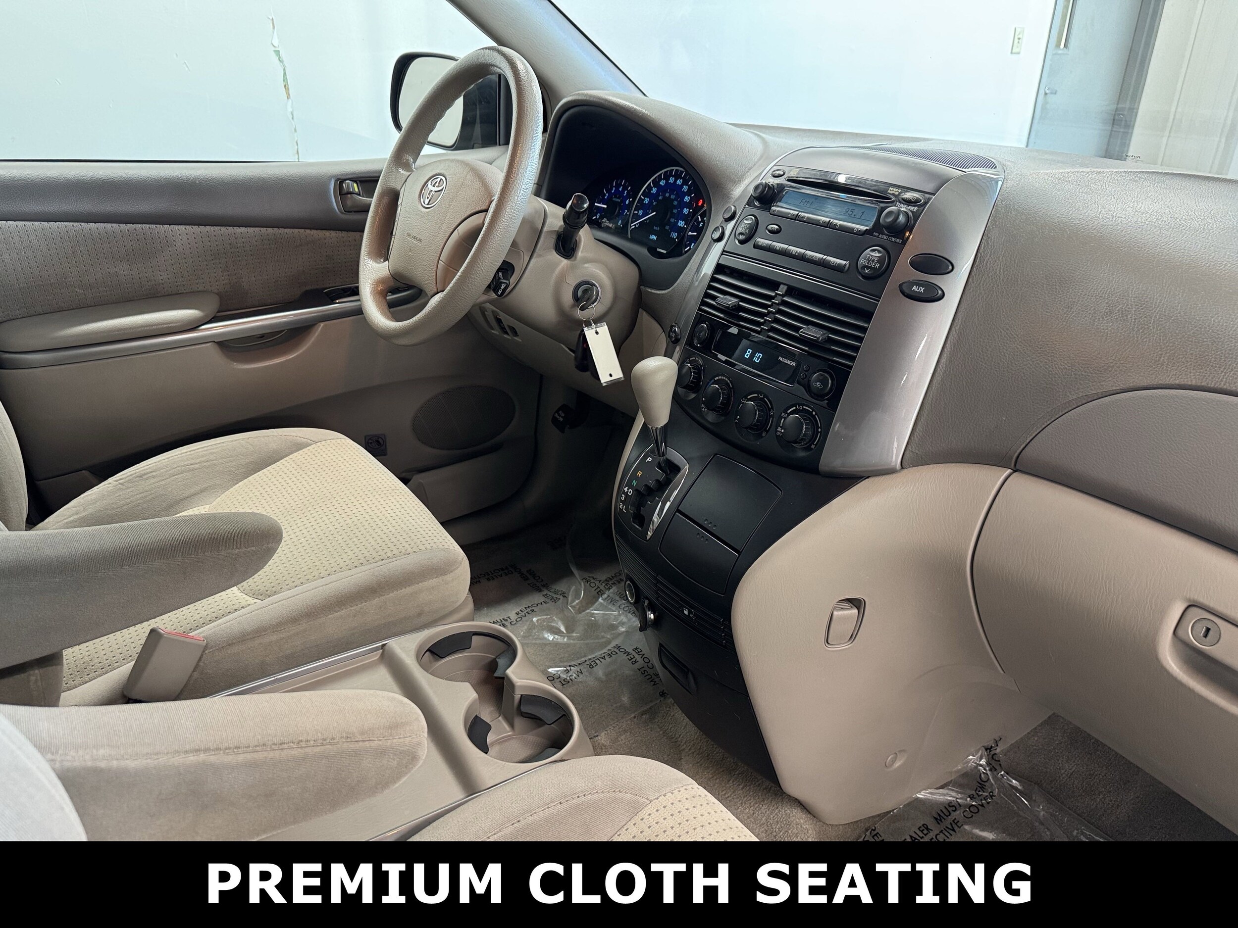 2009 Toyota Sienna LE photo 3