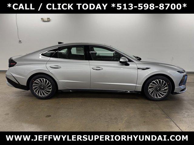 2025 Hyundai Sonata Hybrid Limited photo 2