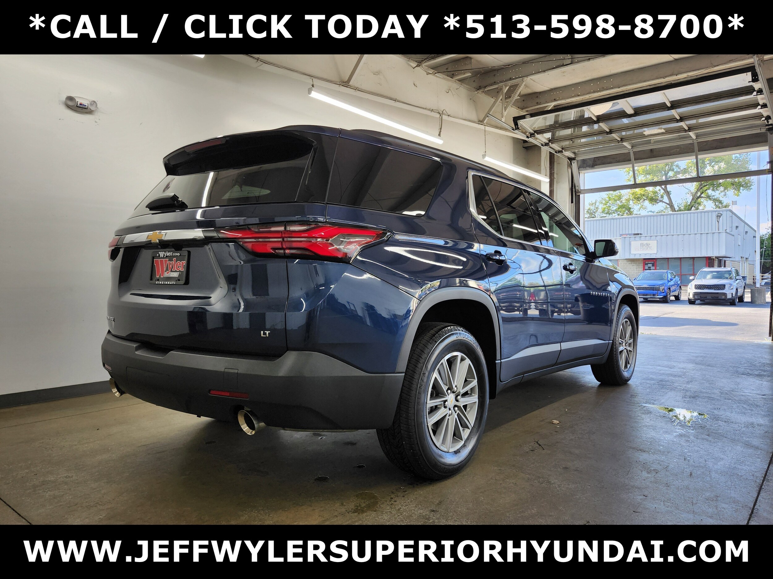 2023 Chevrolet Traverse Cloth 1LT photo 2