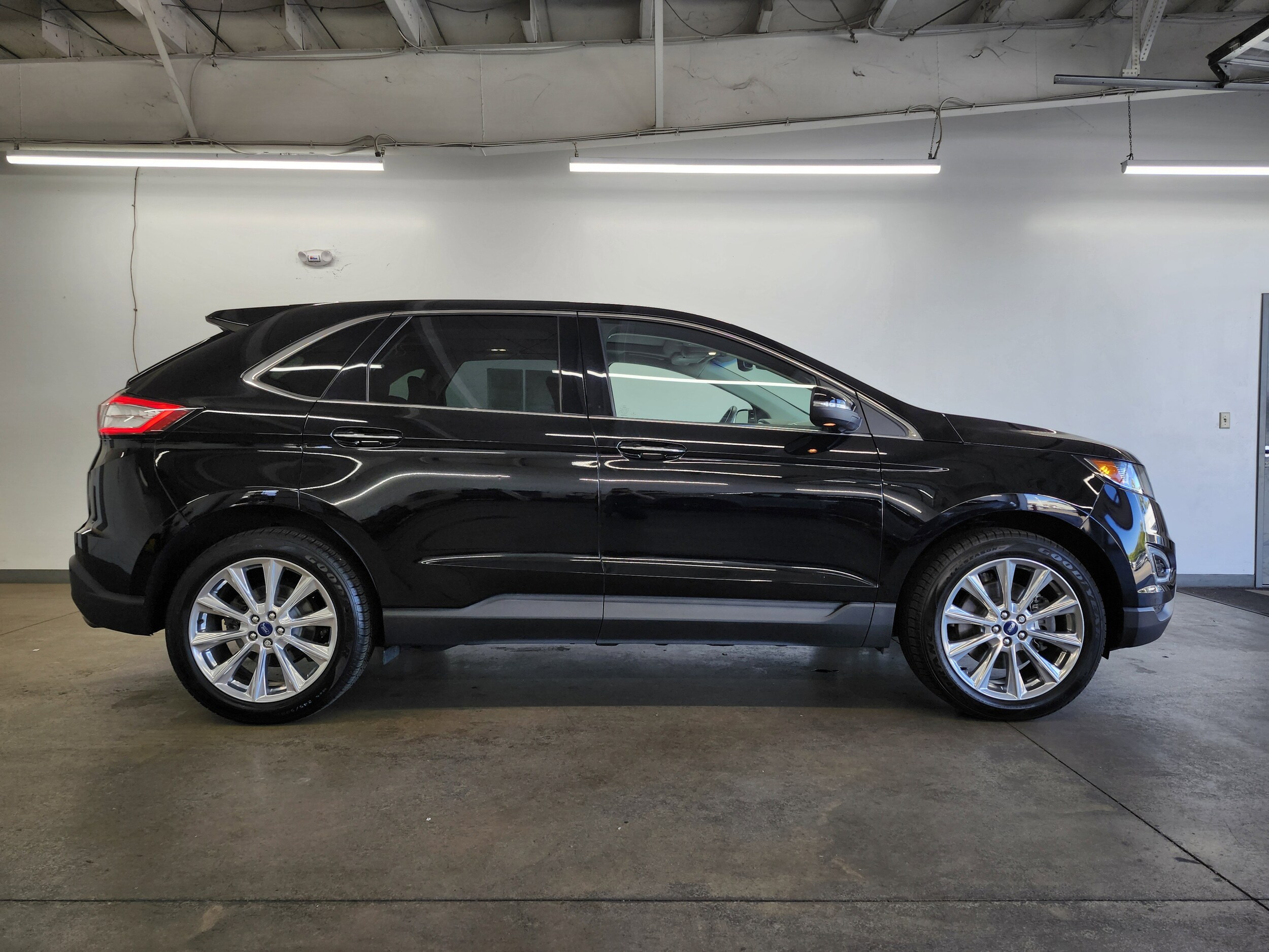 2018 Ford Edge Titanium photo 2
