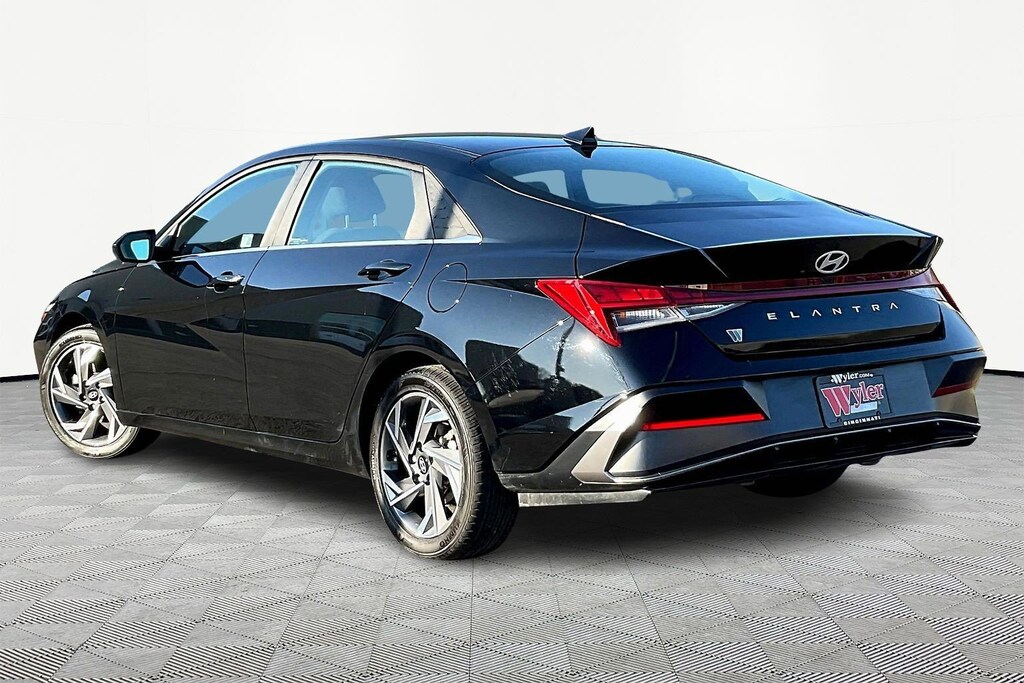 Certified 2025 Hyundai Elantra SEL Convenience Sedan