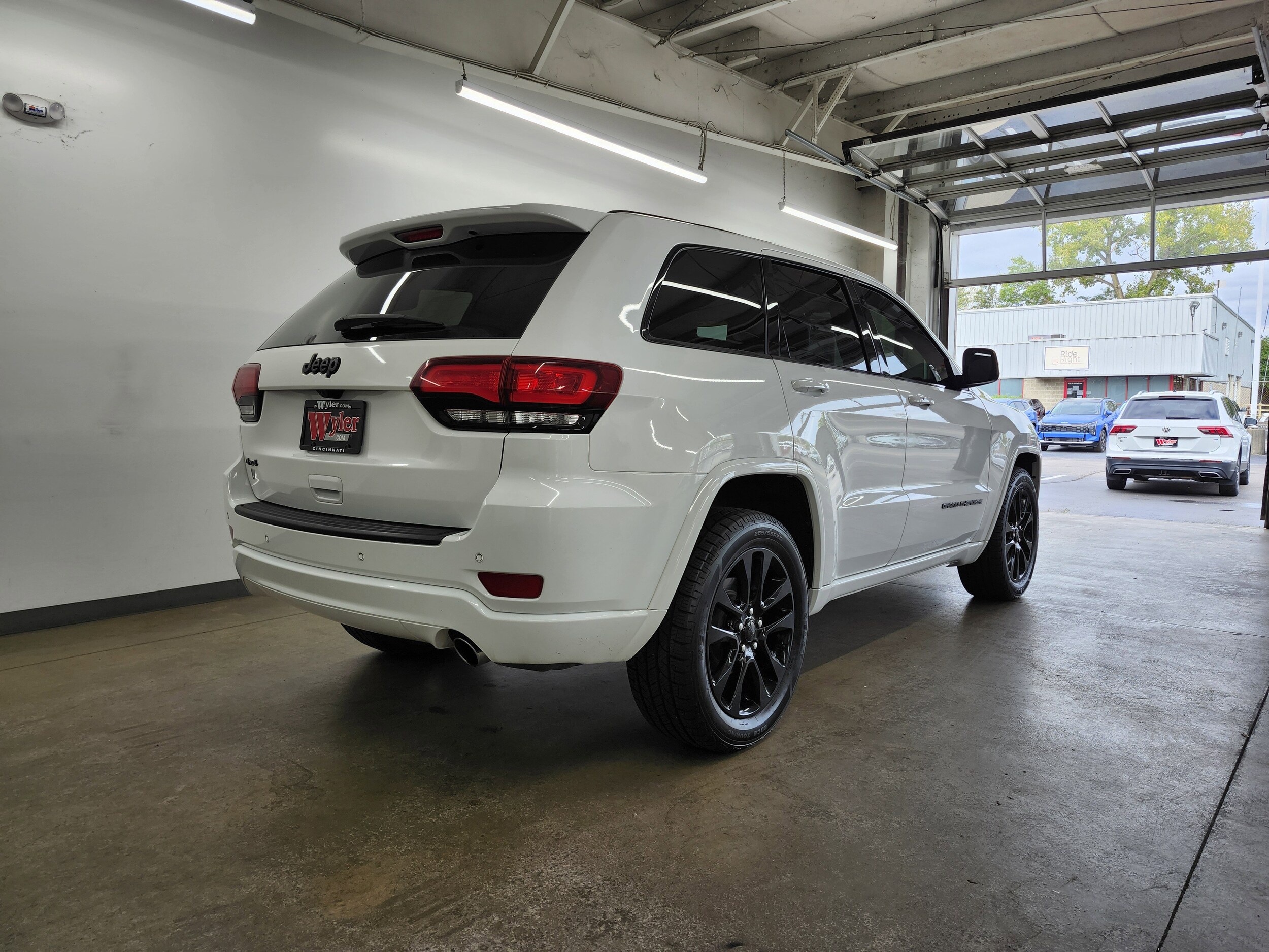 2019 Jeep Grand Cherokee Laredo Altitude photo 2