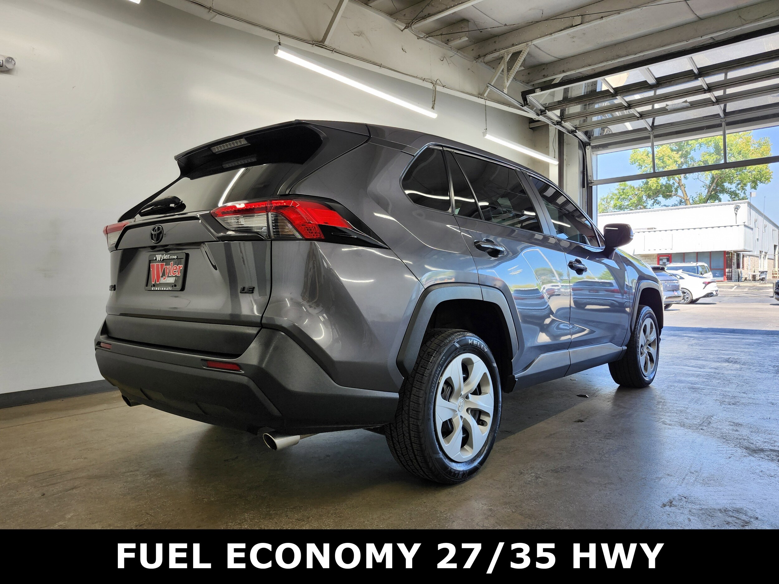 2022 Toyota RAV4 LE photo 2