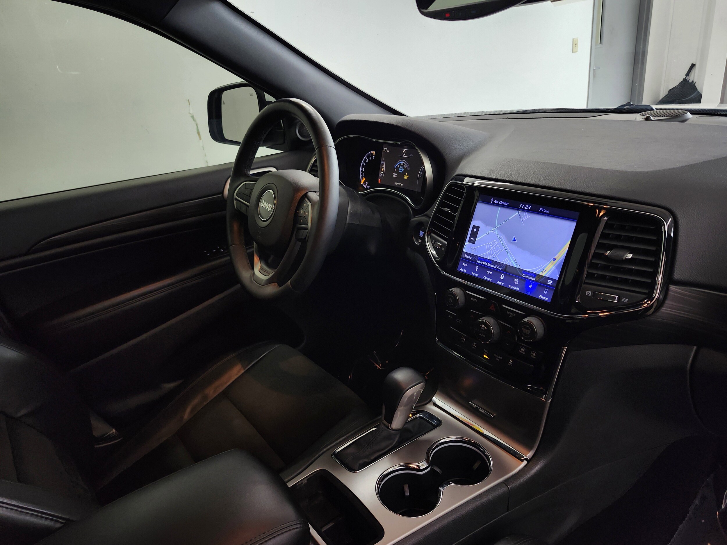 2019 Jeep Grand Cherokee Laredo Altitude photo 3