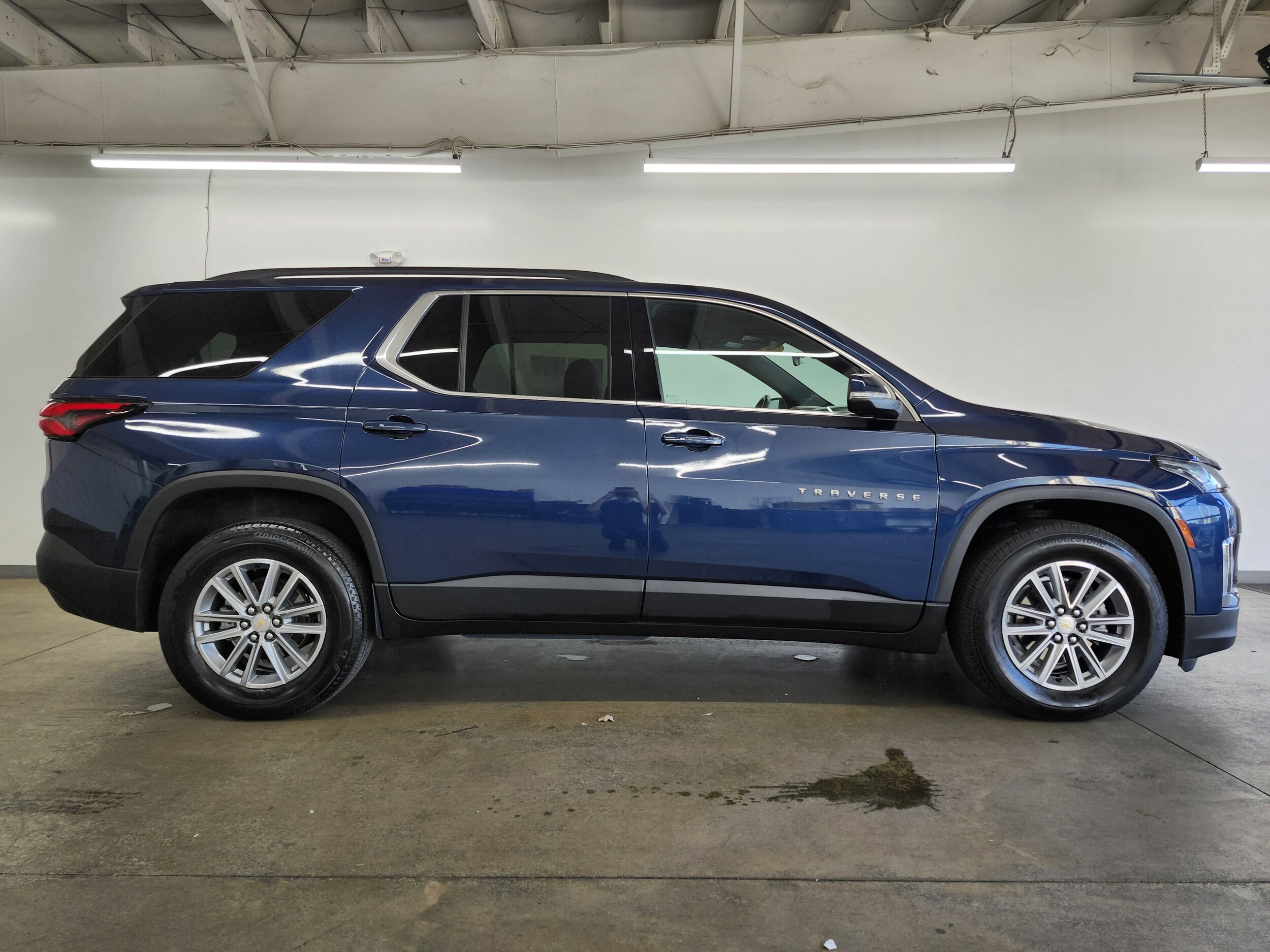 2023 Chevrolet Traverse Cloth 1LT photo 2