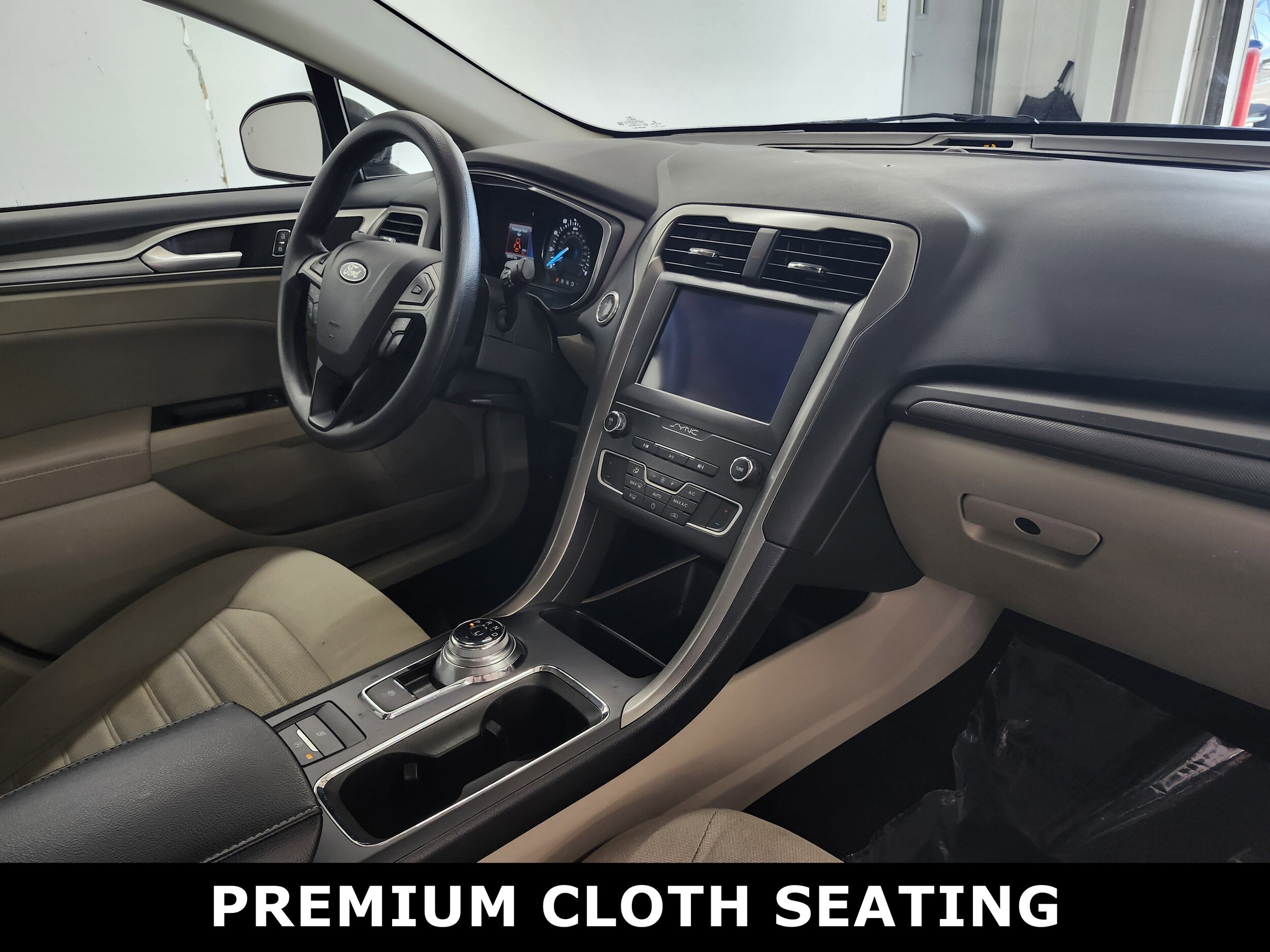 2020 Ford Fusion SE photo 3