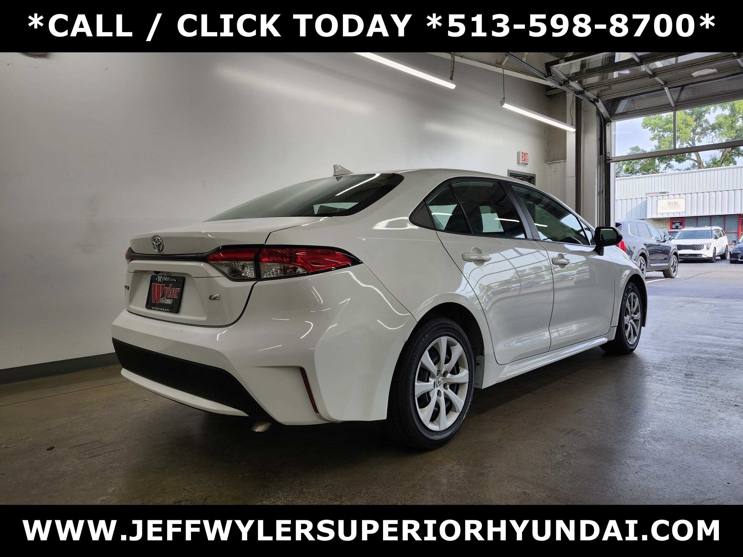 2022 Toyota Corolla LE photo 3