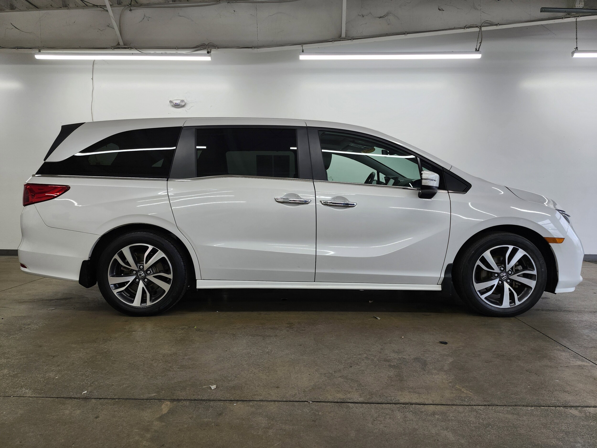 2023 Honda Odyssey Touring photo 2