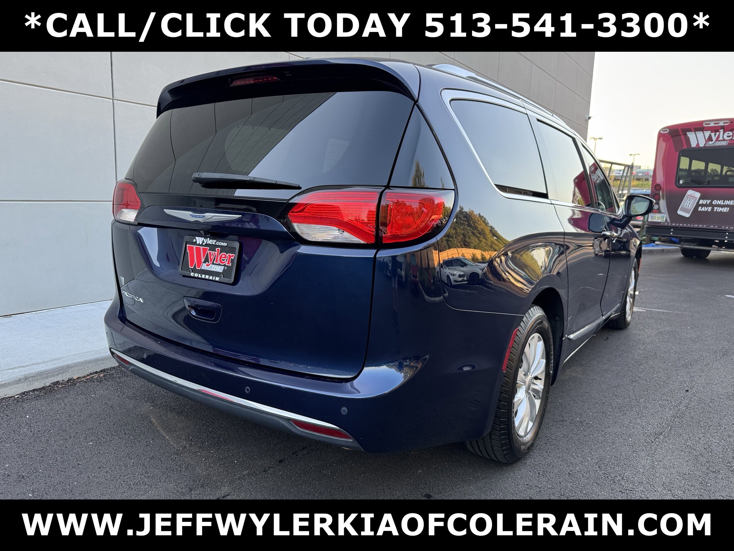 2018 Chrysler Pacifica Touring L photo 2