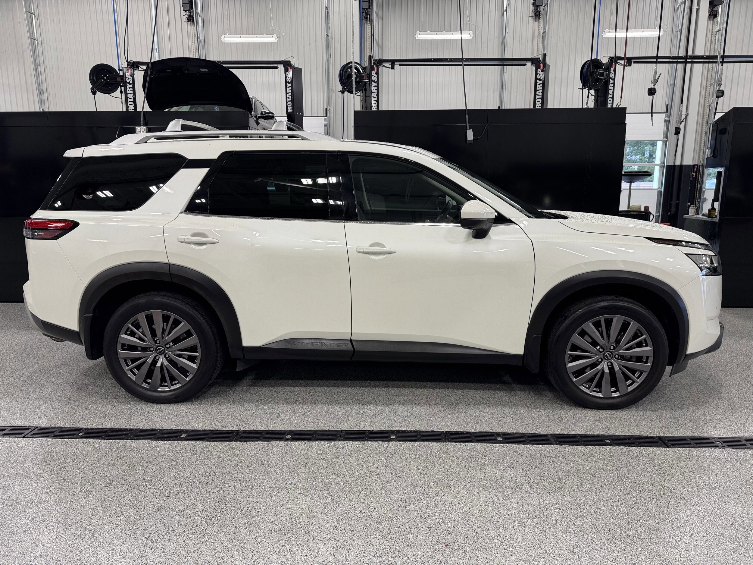 2023 Nissan Pathfinder SL photo 2