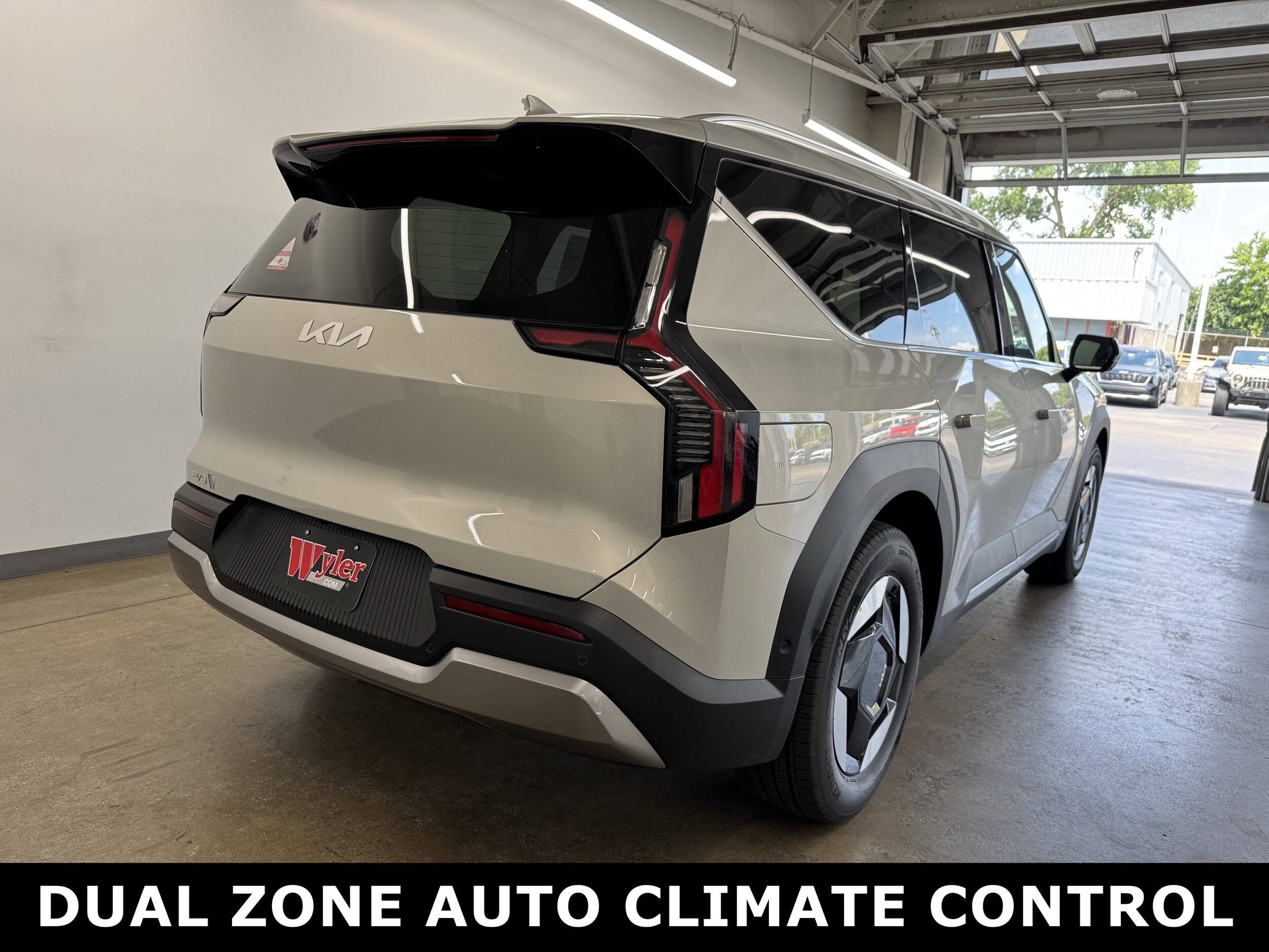 2026 Kia EV9 Wind photo 2