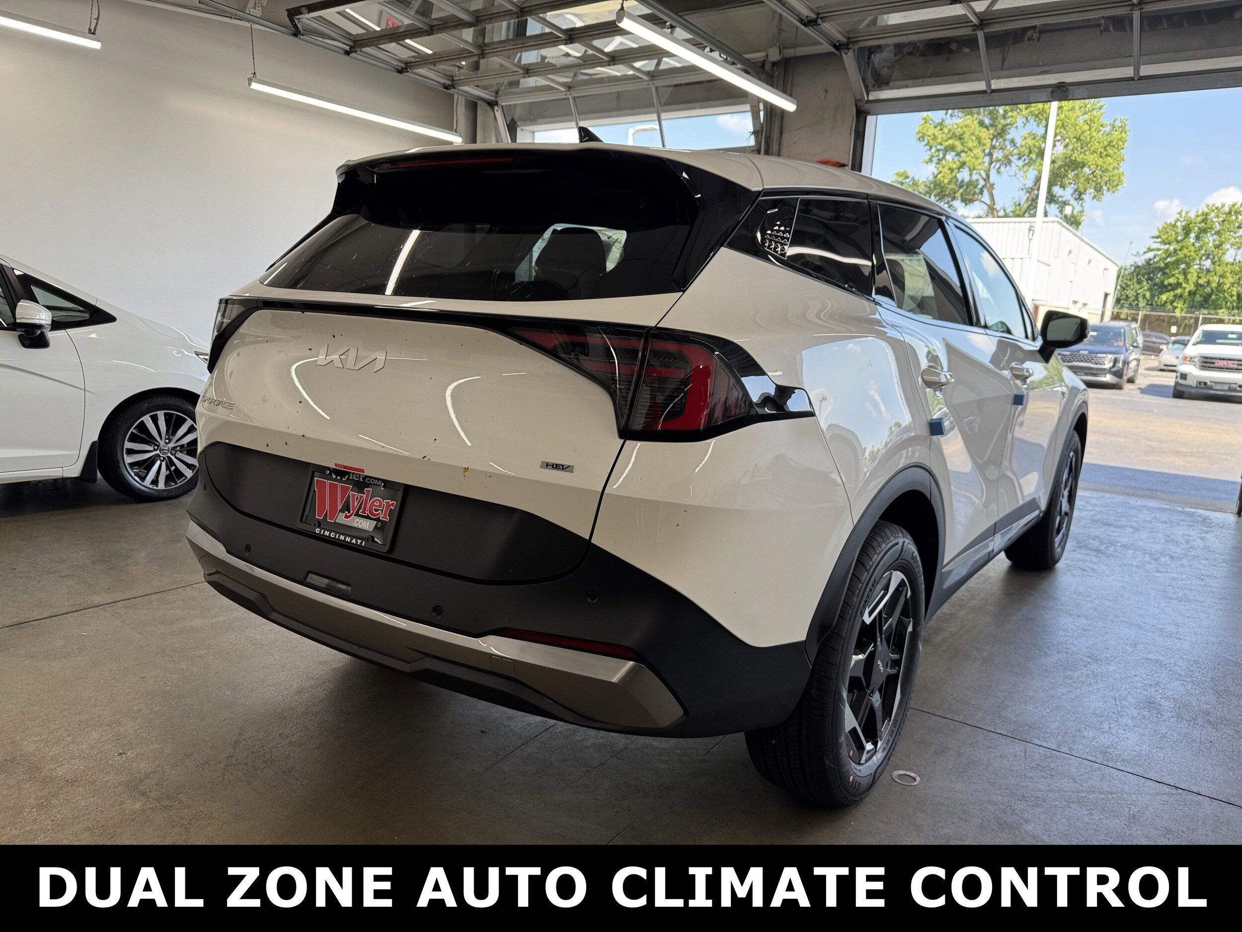 2026 Kia Sportage Hybrid S photo 3