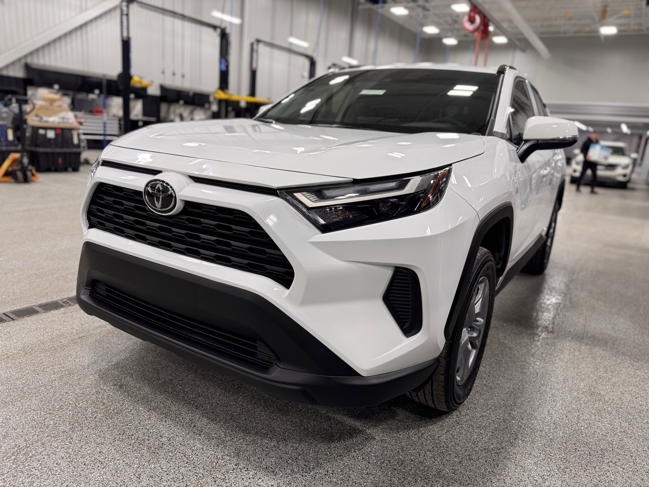 2025 Toyota RAV4 XLE - Photo 30