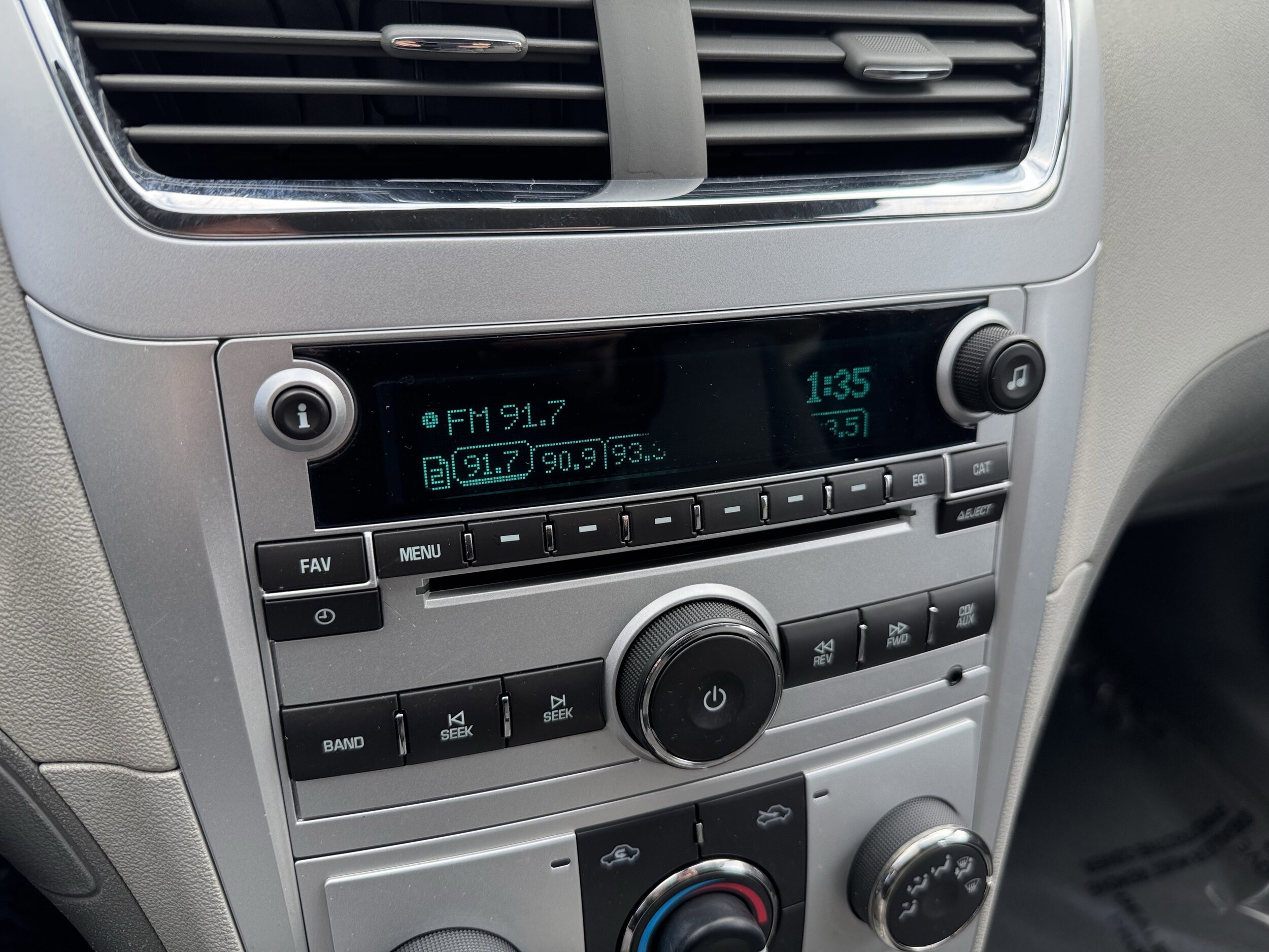 2009 Chevrolet Malibu LS photo 3